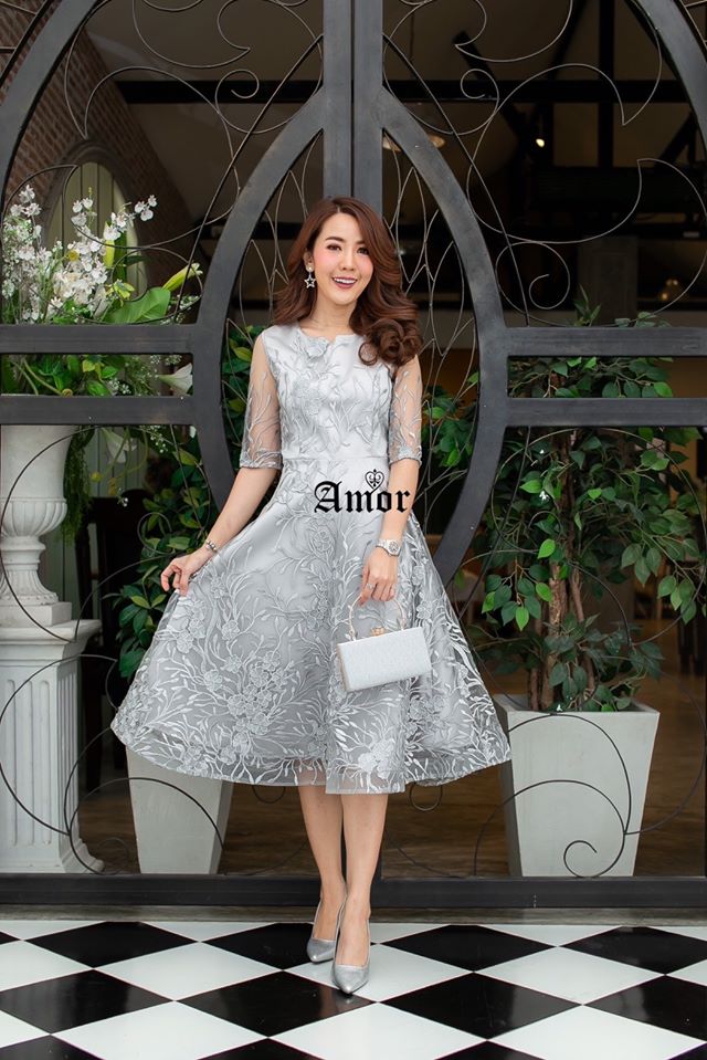เดรสผ้าปักลายใหม่เนื้อผ้าเกรดดี Pattern/Cutting เป๊ะสวยมากค่ะ ใส่ออกงานดูไฮดูแพง 👗ชุดใช้ซับในเนื้อหนาทำให้ชุดเป็นทรงสวย อกมีเสริมฟองน้ำ ซิปด้านหลัง ชายกระโปรงใส่ขอบพลาสติกทำให้ชุดเป็นทรงสวยมากค่ะ ⚜️งานป้าย🏷แบรนด์ Amor ❤️ ชุดน