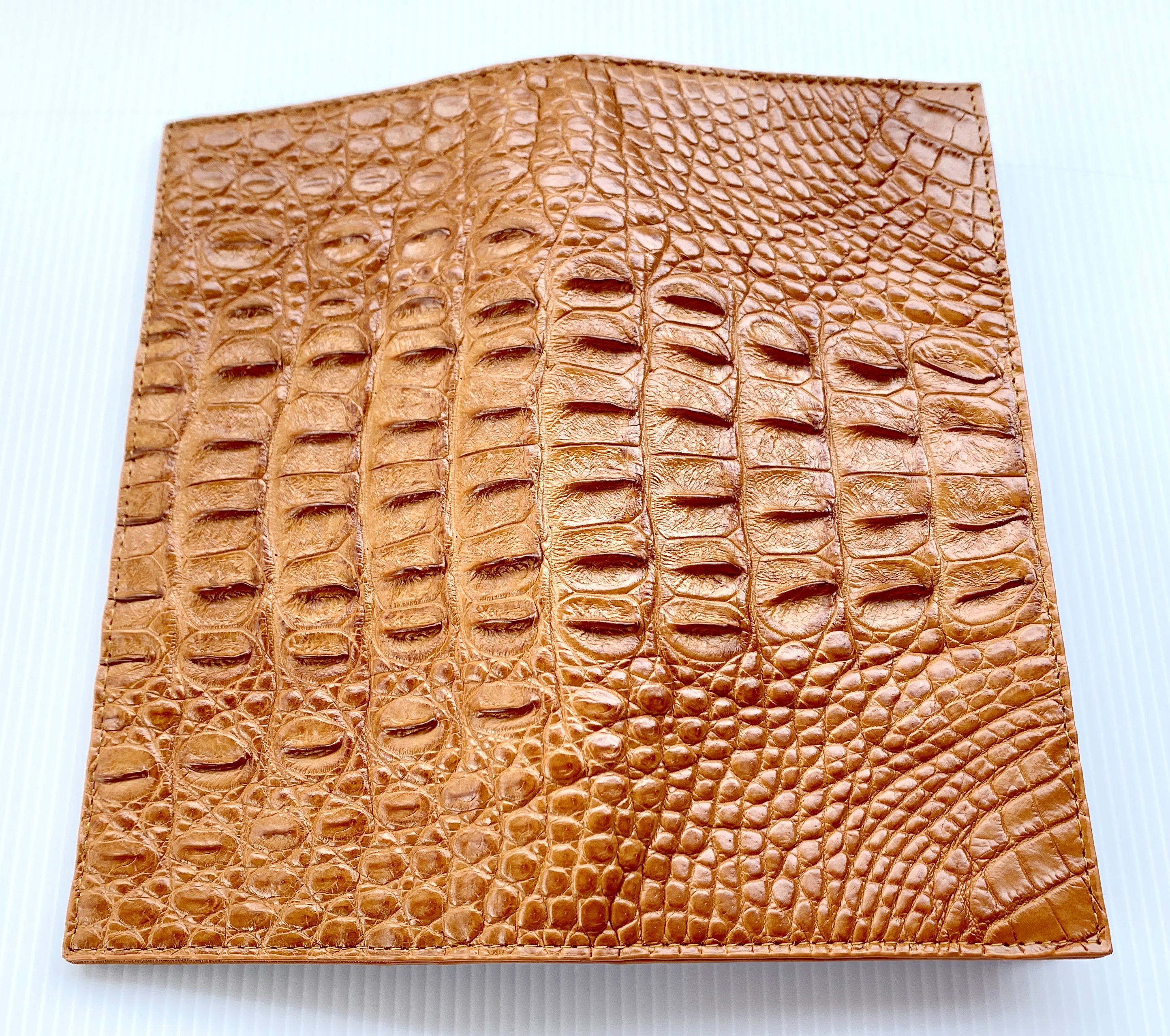 กระเป๋าสตางค์หนังจระเข้แท้ 2พับยาว ส่วนกระดูก สีน้ำตาลแทน