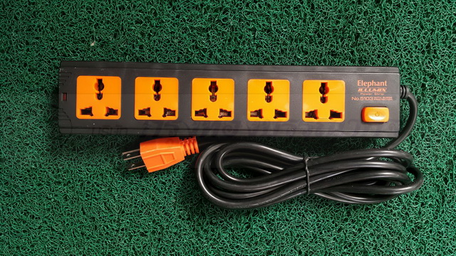 ปลั๊กไฟ 5 ช่อง สวิตซ์รวม ยาว 3 เมตร ตราช้าง