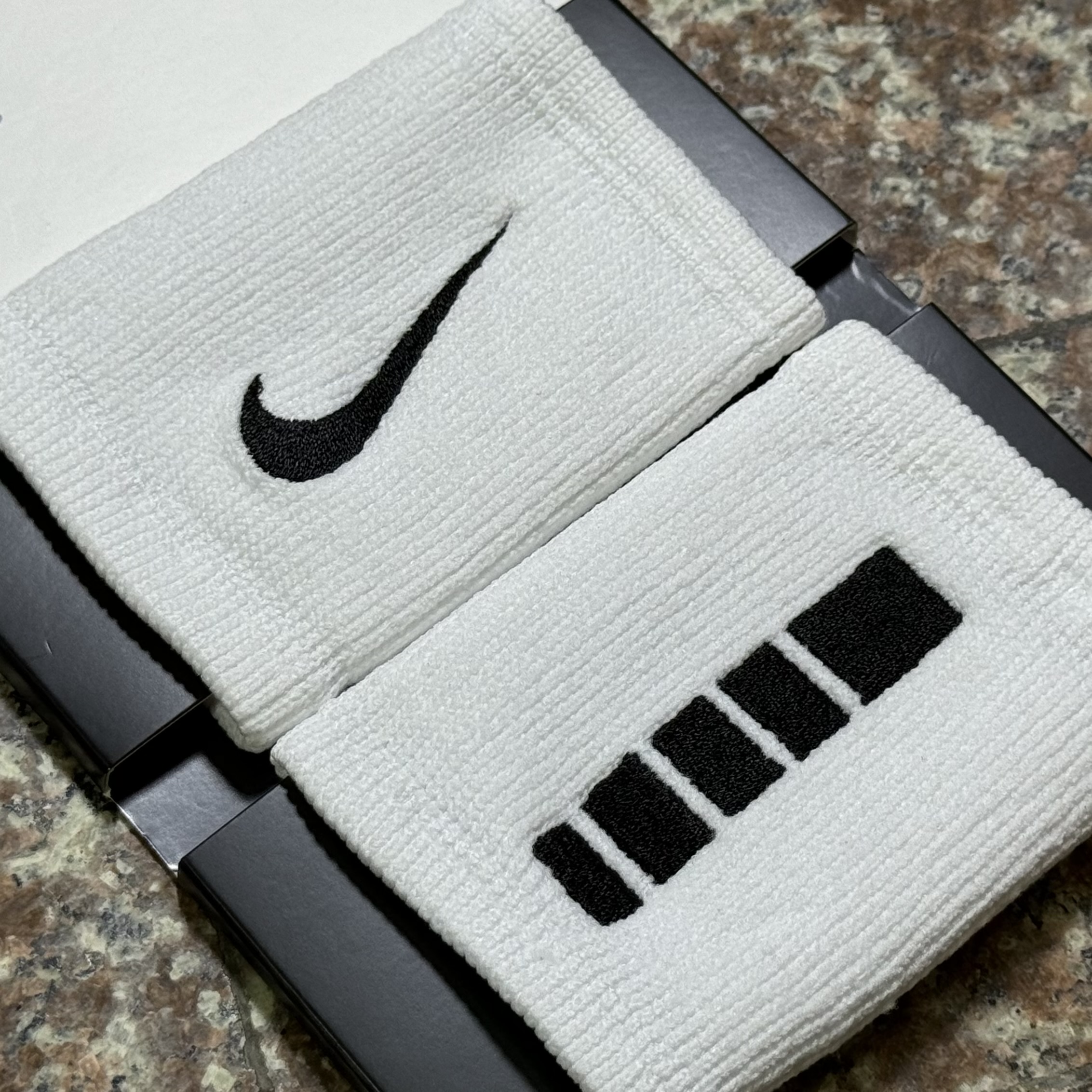 ผ้ารัดข้อมือ Nike Elite Wristband ‘WHITE’