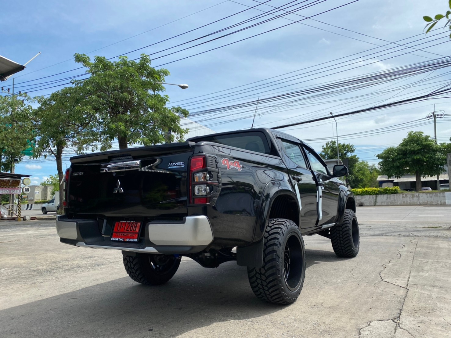 TRITON ป้ายแดงจัดทรงเมกาที่ STEP9