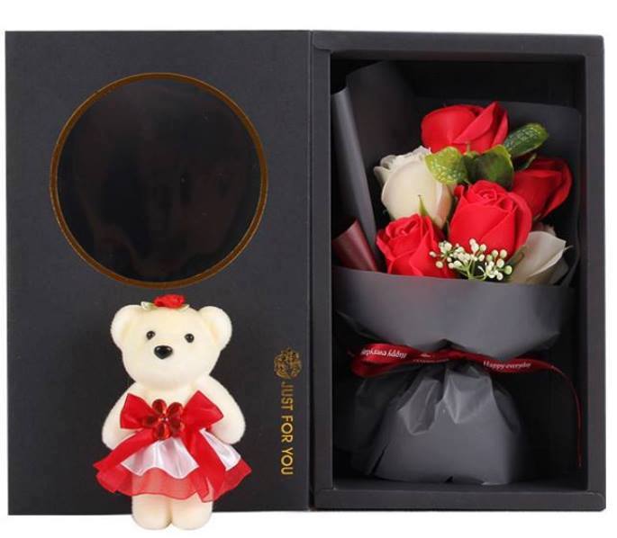 ช่อดอกไม้กับตุ๊กตาหมี