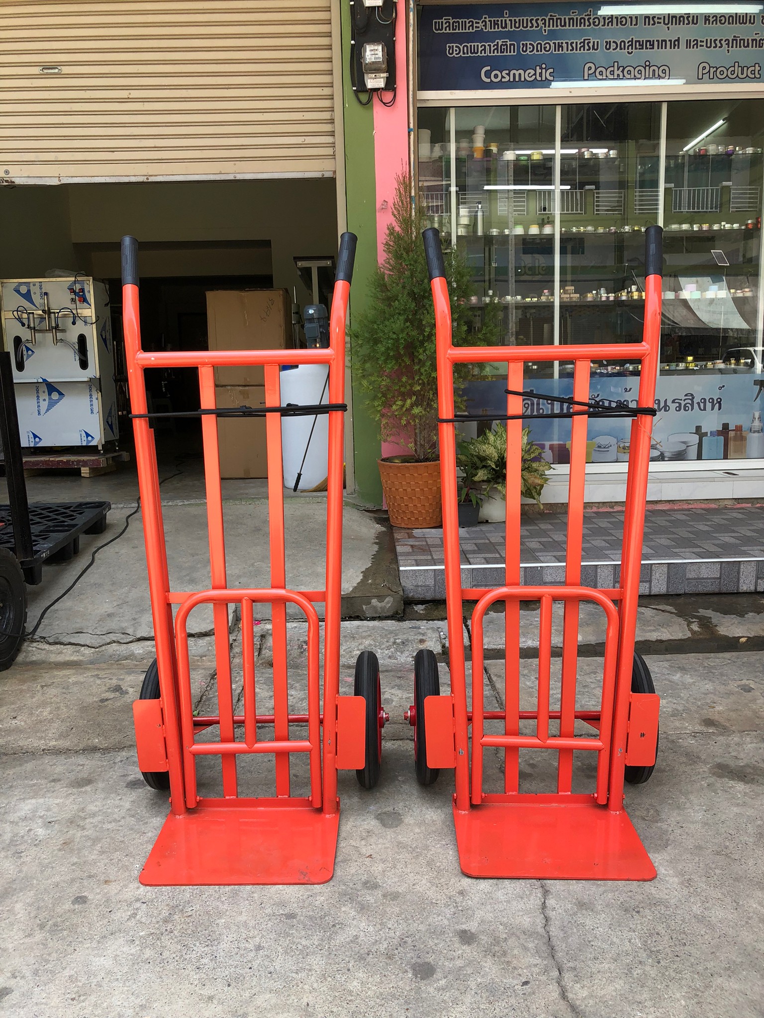DD2 รถเข็นของตลาด 2ล้อหลังตรง มีทั้งแบบล้อตันกับล้อเติมลม รับน้ำหนักได้สูงถึง 500 Kg.