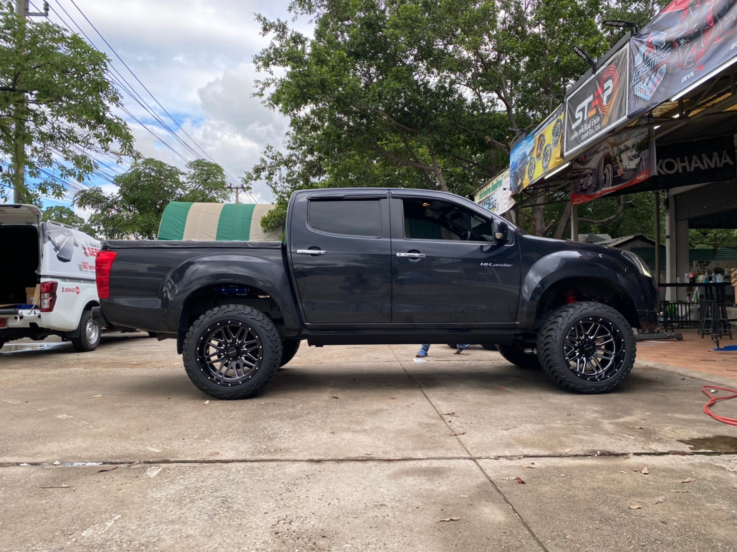 D-MAX จัดทรงเมกา ที่ STEP9 หล่อทุกลำ