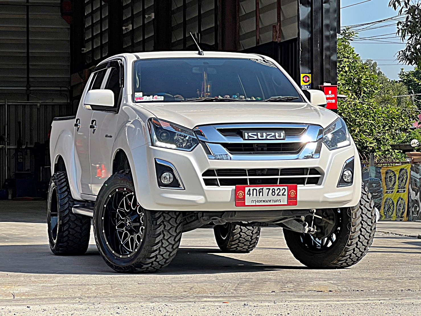 D-MAX แต่งทรงเมกาที่ STEP9