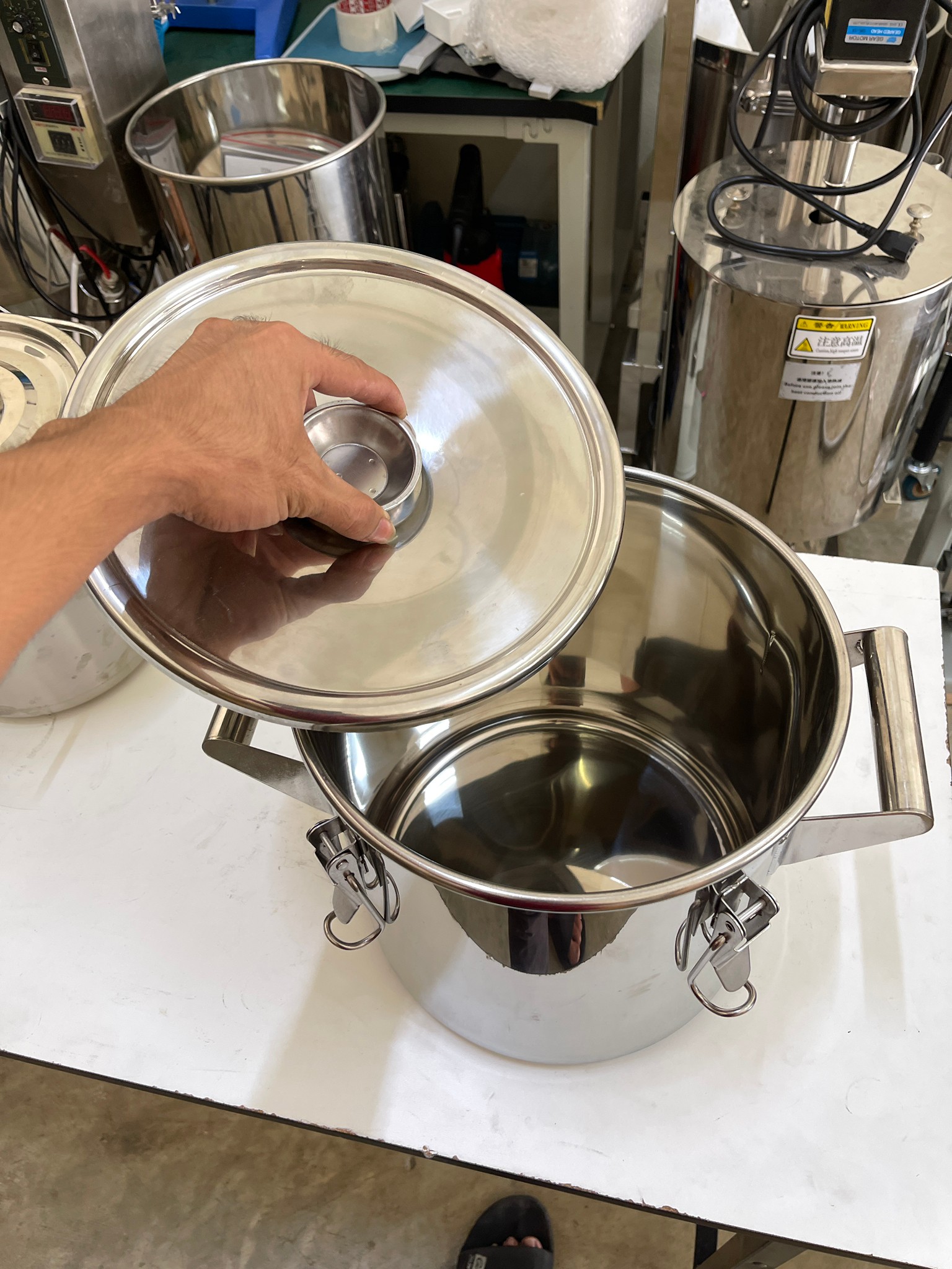 หม้อ-ถังสแตนเลสพร้อมฝาปิดมีหูหิ้ว (หม้อเกรด 304 +ฝาเกรด201)