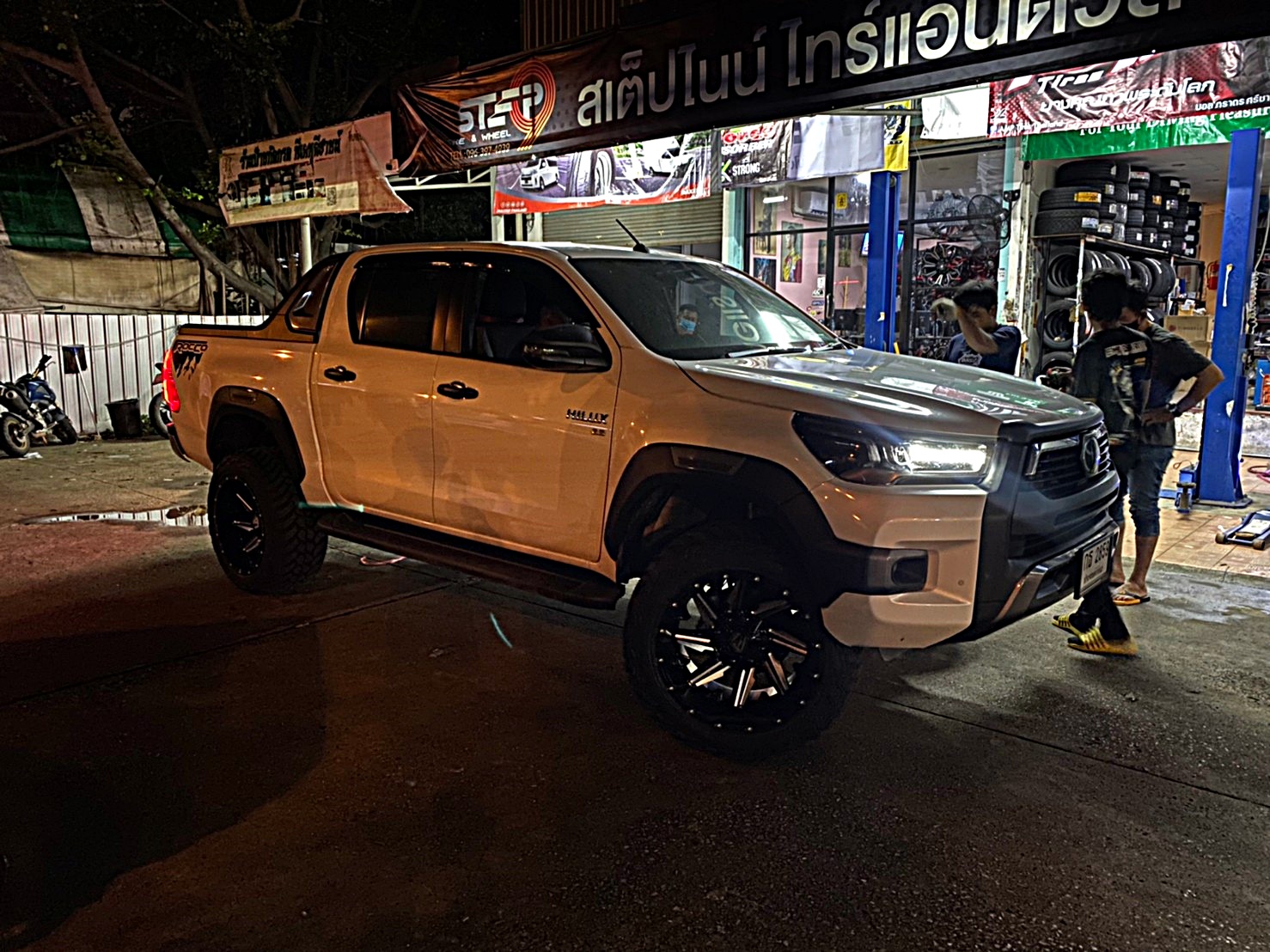 TOYOTA REVO ทรงเมกา