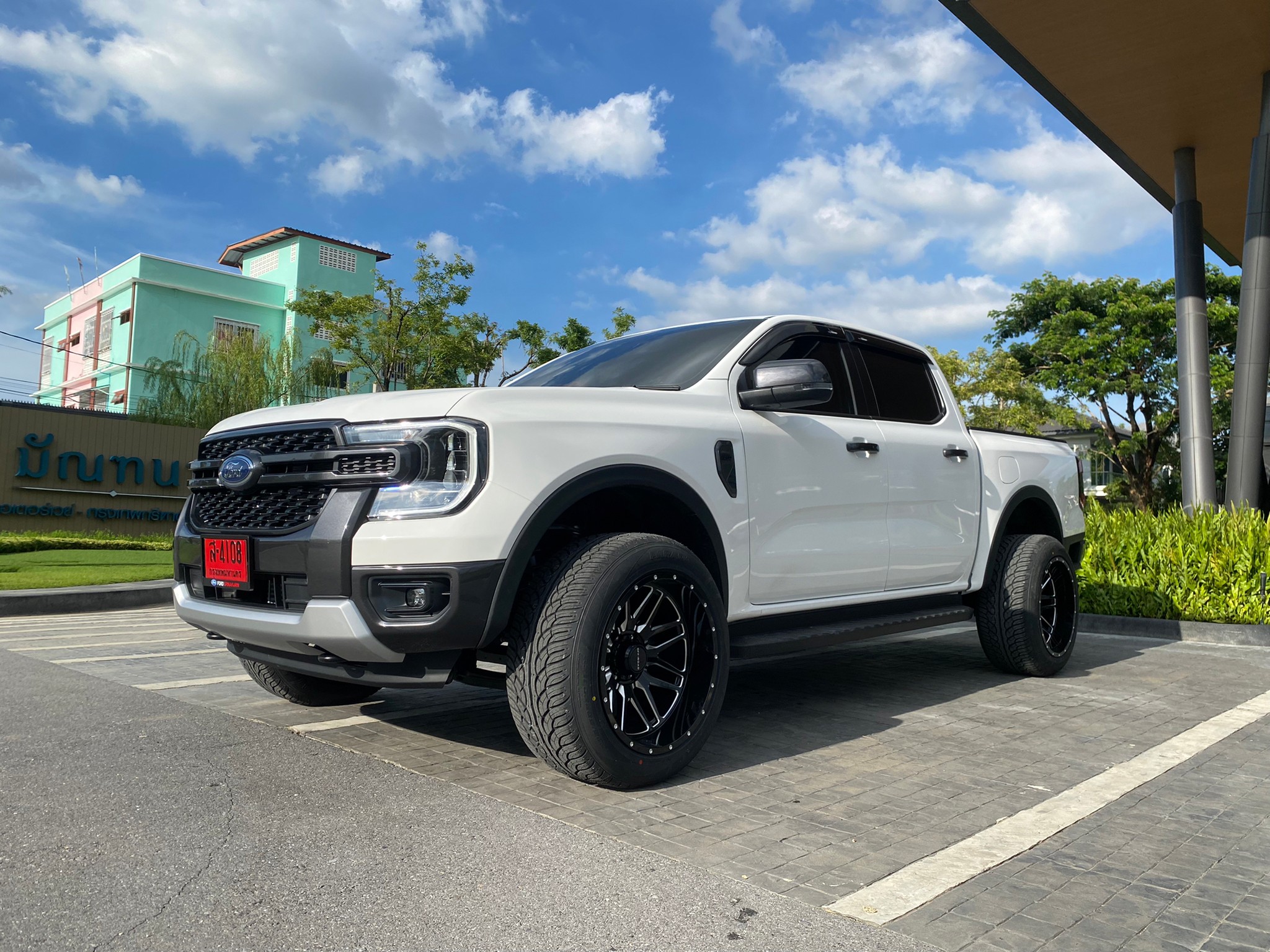 ชุดเเต่งสุดเเจ่มของ FORD NEXT GEN (MT231 20x12 -44 YOKOHAMA PARADA 285/50-20)