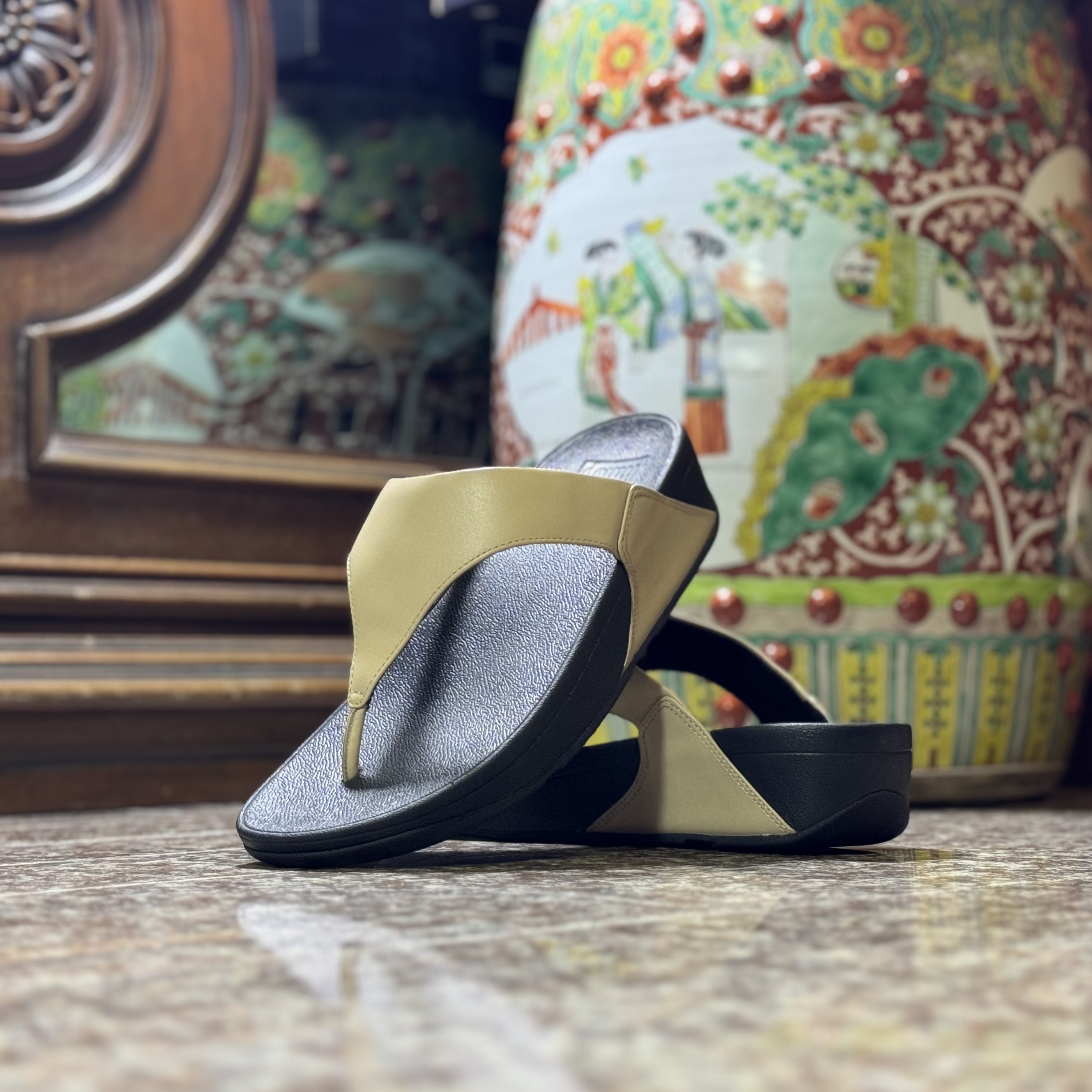 รองเท้า FitFlop Lulu Leather Toe-Post Women Sandals ‘LATTE’ (W7US)