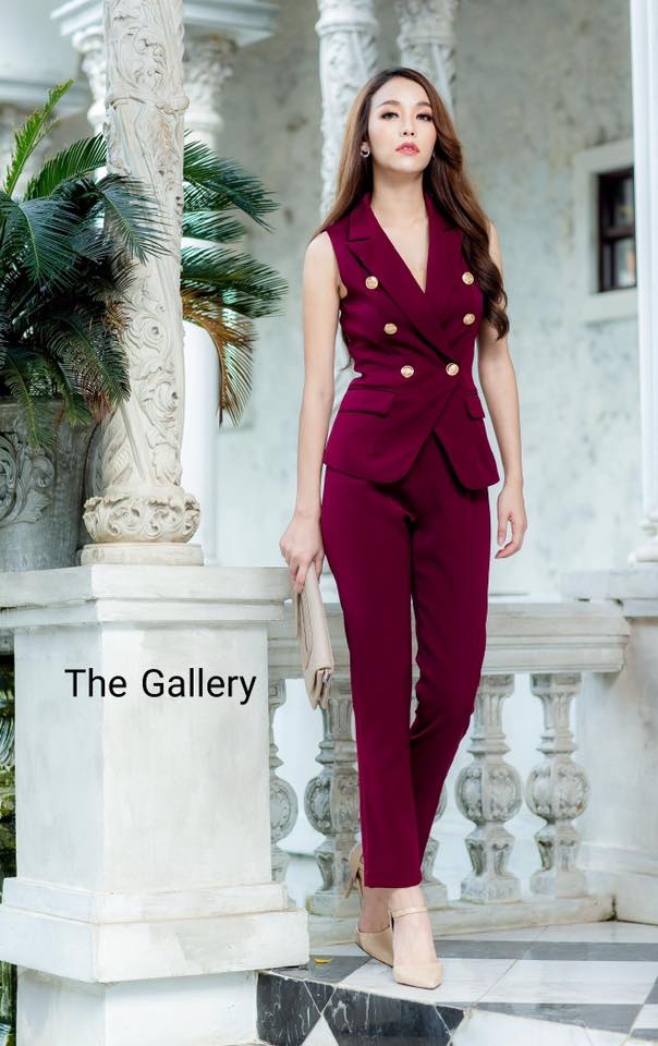 เซ็ตสูทเบรเซอร์สไตล์Balmain และกางเกงขายาวเนื้อผ้าสุดหรู ที่สวมใส่ได้หลากหลายโอกาส จะใส่ออกงาน หรือจะแมตซ์ชุดไปทำงานก็ครีเอตลุคที่ดูเรียบหรู สาวๆworking woman ที่อยากเท่ห์และดูดีไปพร้อมกันห้ามพลาดเลย