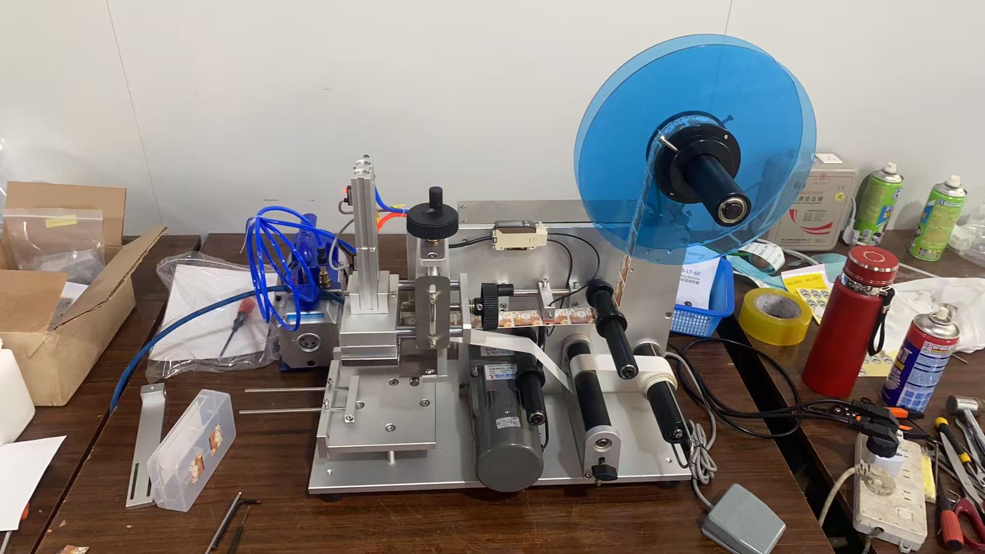 เครื่องติดฉลากแบบกึ่งอัตโนมัติ สำหรับผิวเรียบ ฝากระปุก กล่อง กระป๋อง ทรงเหลี่ยม TB60