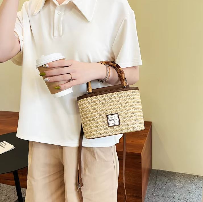 กระเป๋าสานสะพายแฟชั่น หูไม้ไผ่ ใส่มือถือได้ สายถอดออกได้ 🍩