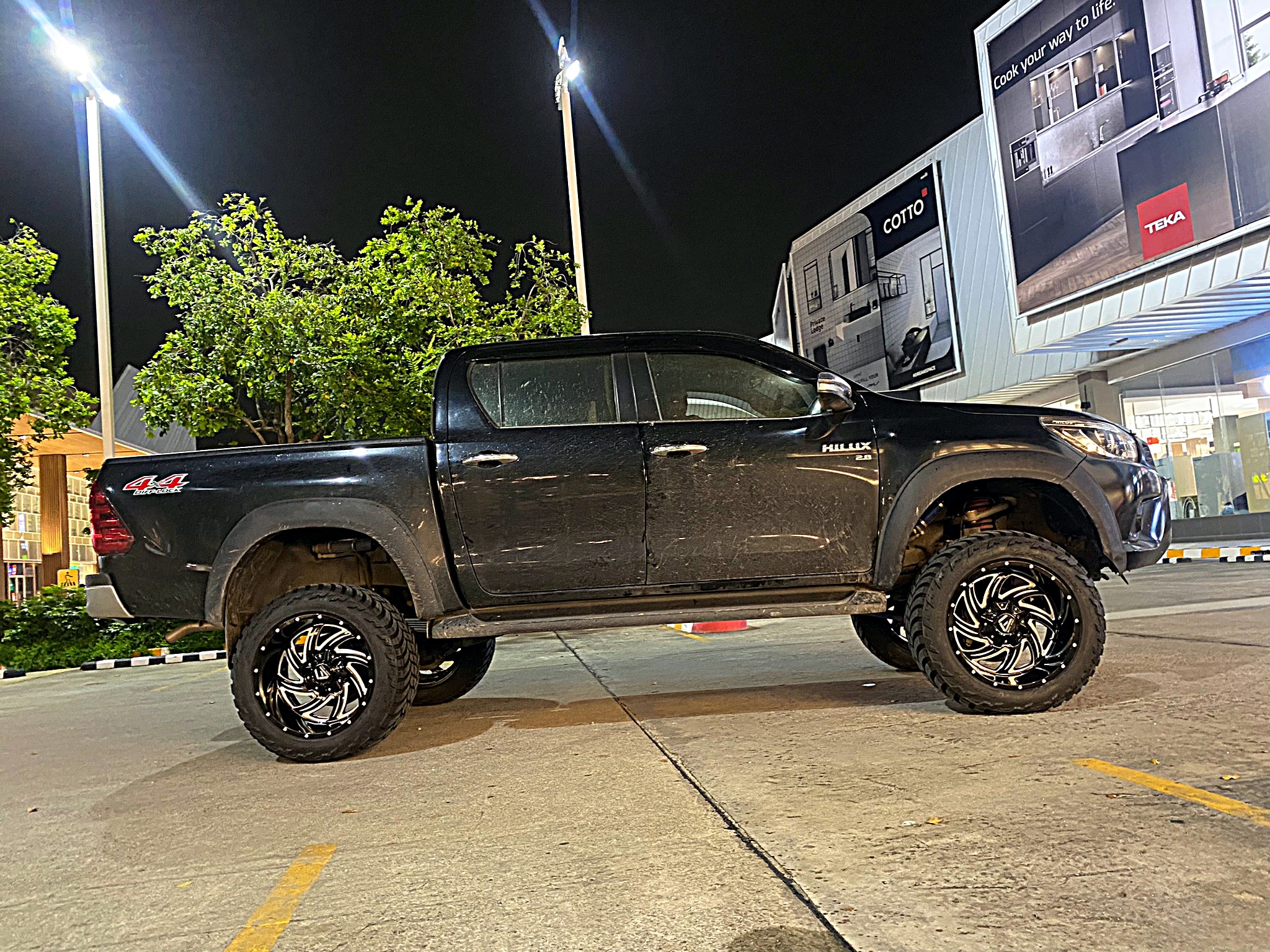 TOYOTA REVO ทรงเมกา