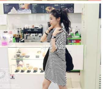 Fashion ชุดเดรสสั้น แต่งแขนปีกค้างคาว มีฮู้ด ลายริ้ว (สีดำ)รุ่น 5024