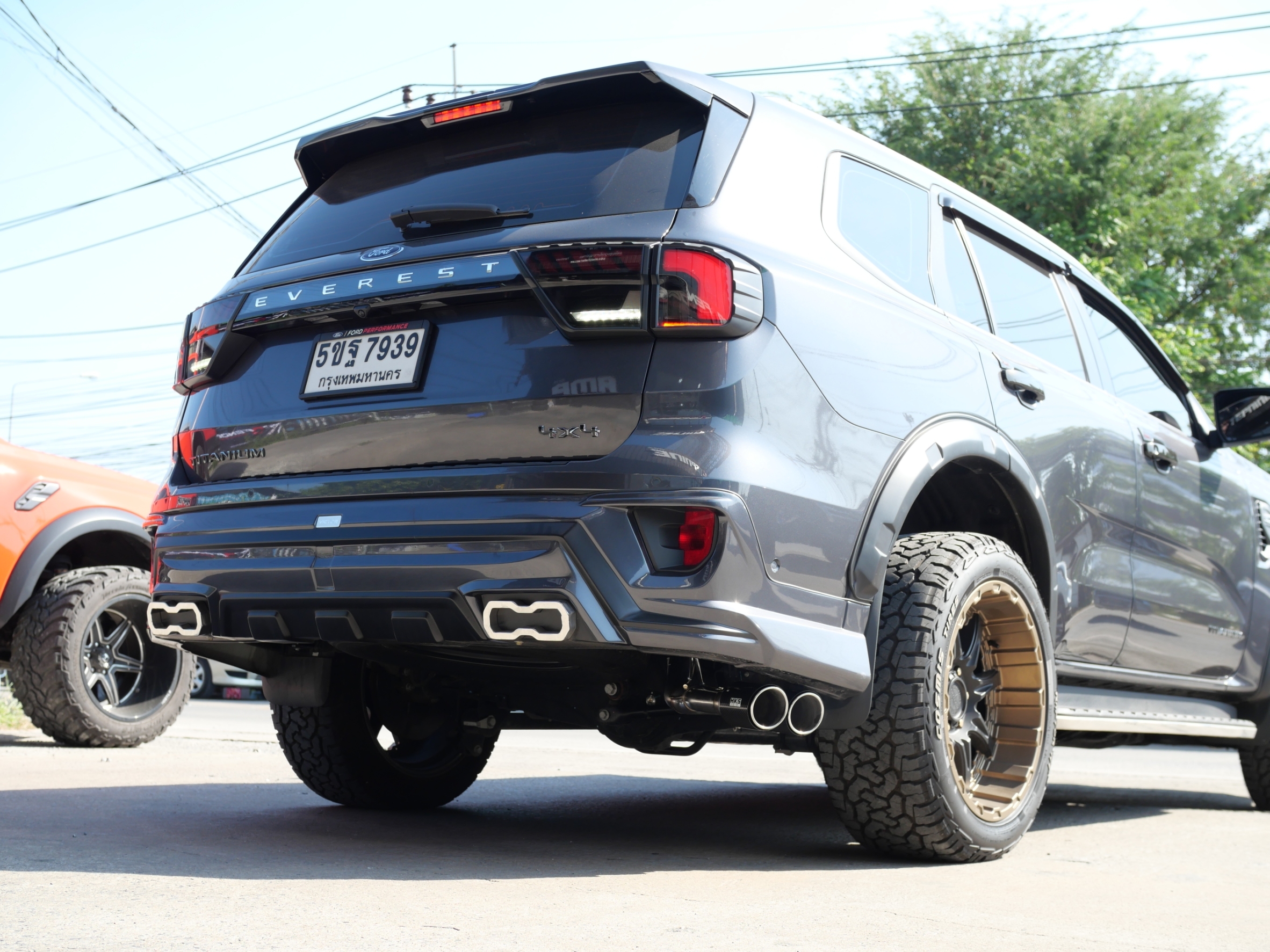 ท่อ HKS ปลายคาร์บอน คู่ออกข้าง รหัส 31021-ZA014 ใส่กับ EVEREST NEXTGEN