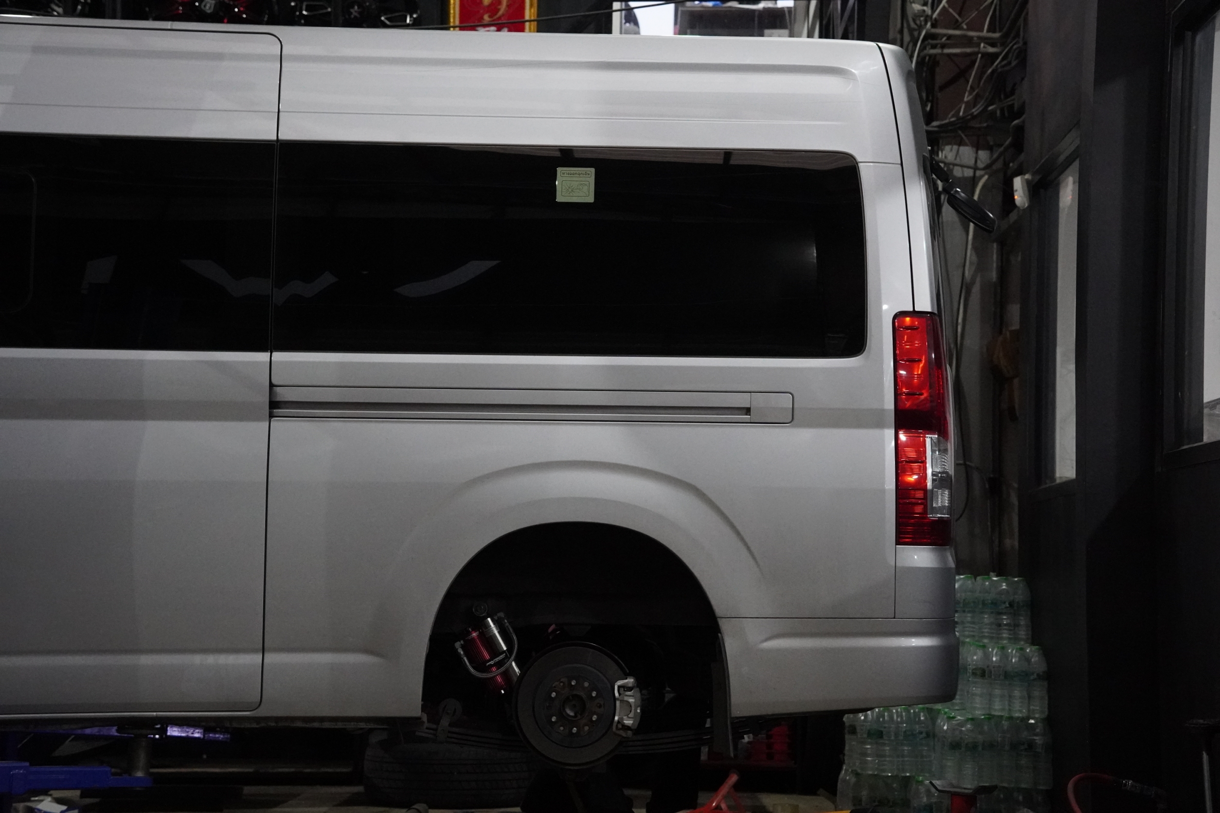 โช๊คPROFENDER สำหรับรถตุ้ COMMUTER ตัวใหม่ พร้อมติดตั้ง ที่ STEP9