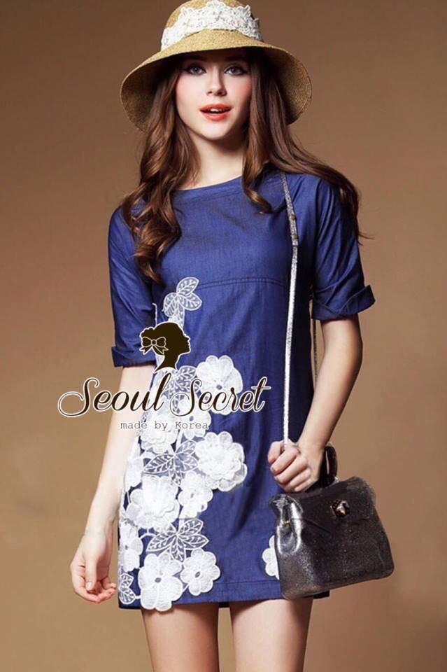 Blue Denim Lace Furnish Dress by Seoul Secret Material : เนื้อผ้ายีนส์ผสมคอตตอน ใส่ง่ายด้วยทรงเดรสตัวปล่อยๆ สวยเก๋ๆ ด้วยงานปักเป็นลายดอกไม้ประดับเป็นช่อๆ