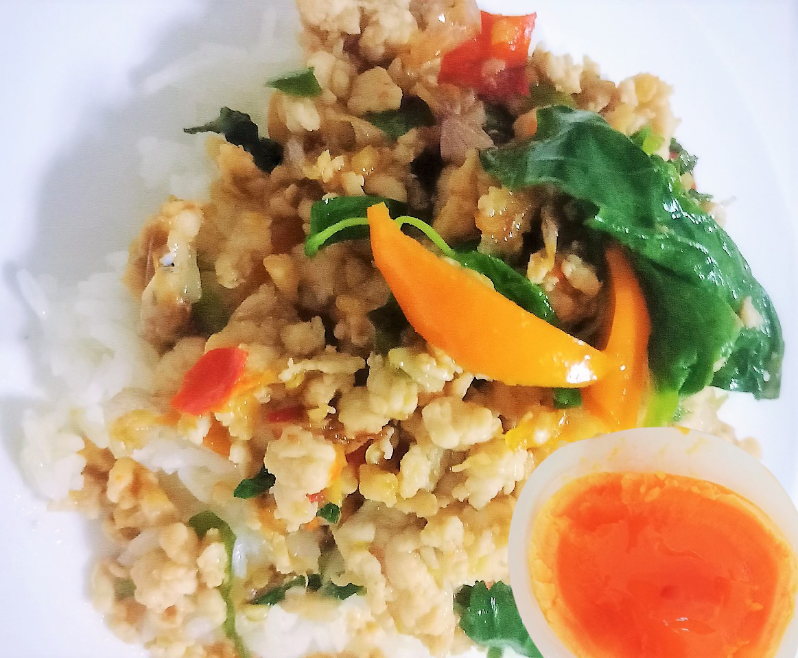 ข้าวกะเพราไก่สับ ไข่เยิ้ม