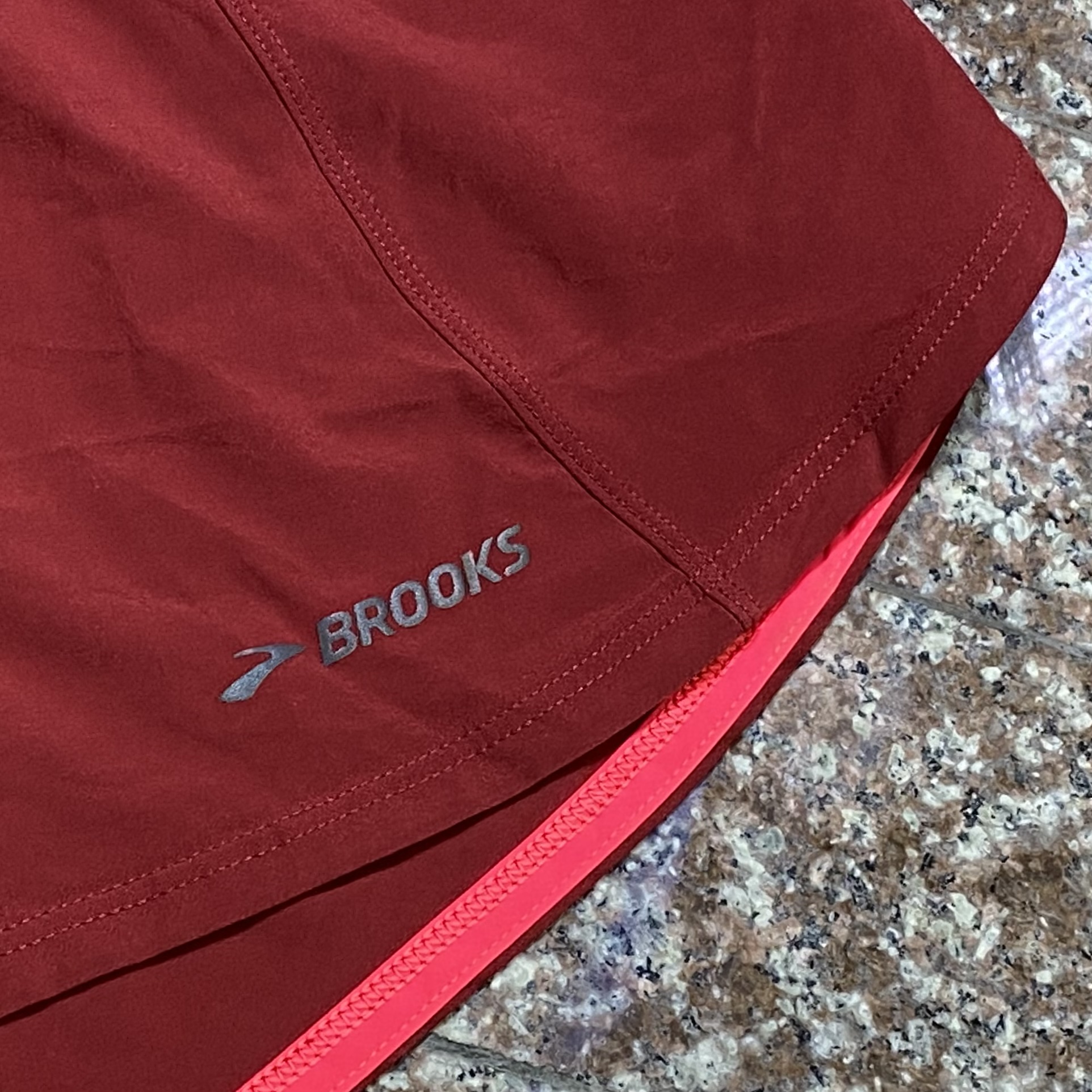 กางเกงวิ่ง Brooks Chaser 5” Running Shorts Women ‘BURGUNDRY’ (L,XL)