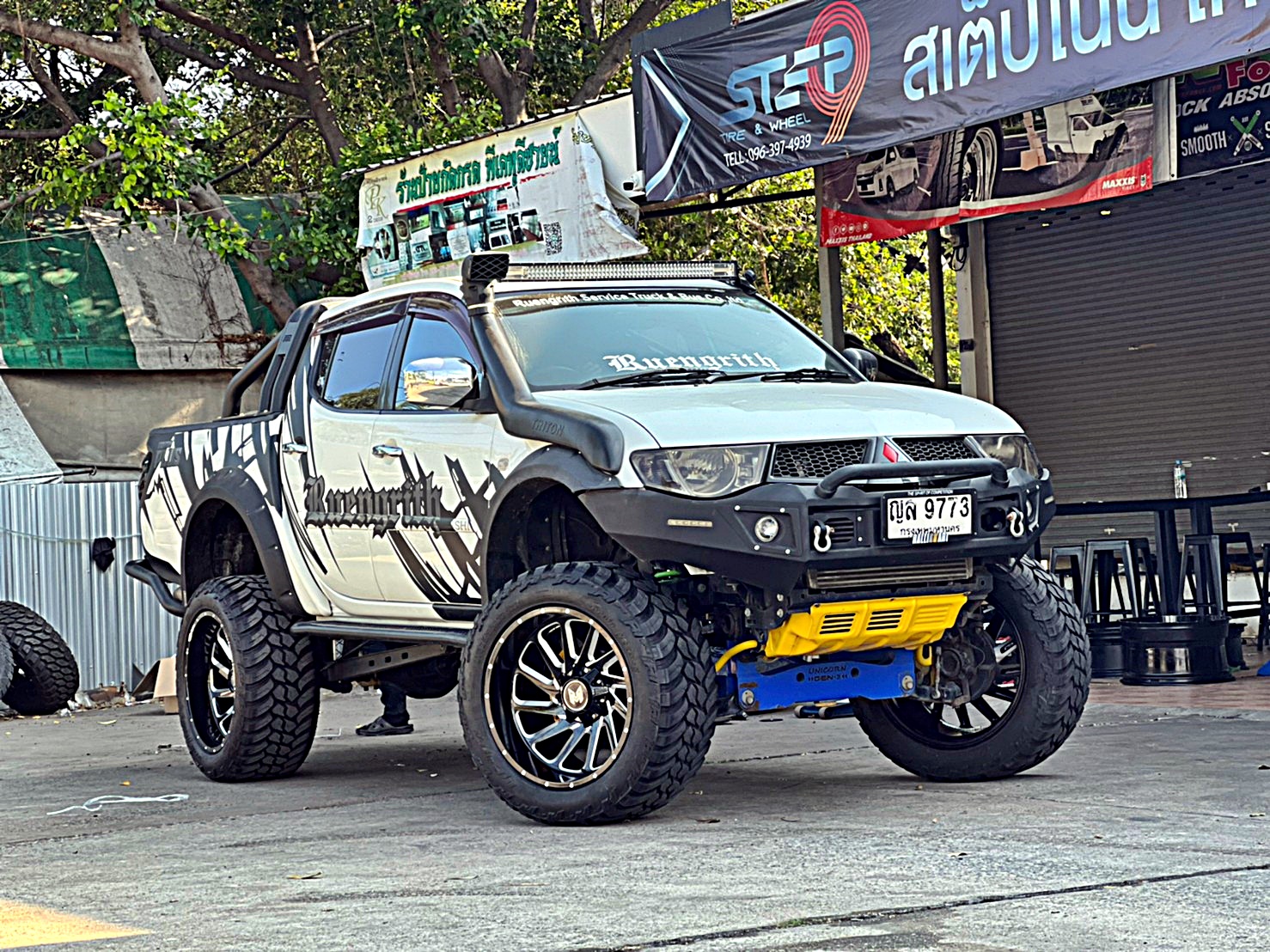 TRITON ทรงเมกา ที่ STEP9