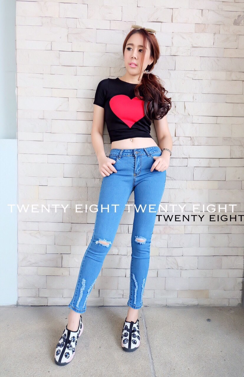 กางเกงยีนขายาวแต่งขาดเซอร์ตรงหัวเข่า