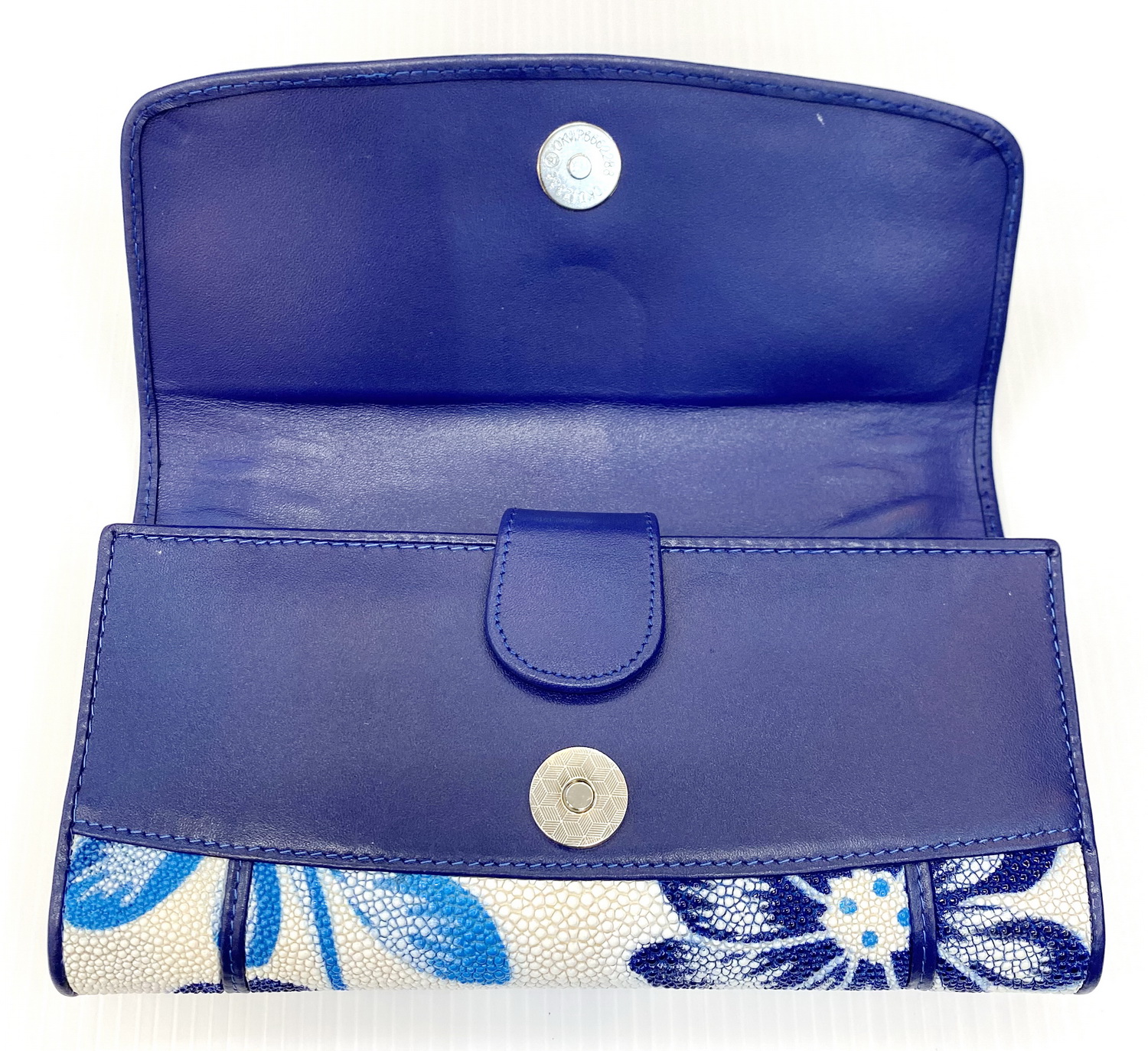 กระเป๋าสตางค์หนังปลากระเบนแท้ 3พับยาว พิมลาย ดอกไม้