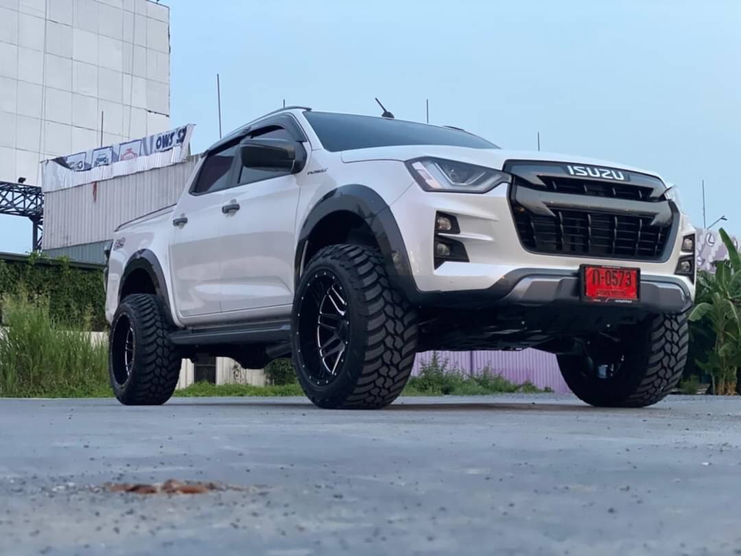 D-MAX มาไกลจากอุบลราชธานี จัดทรงเมกาที่ STEP9