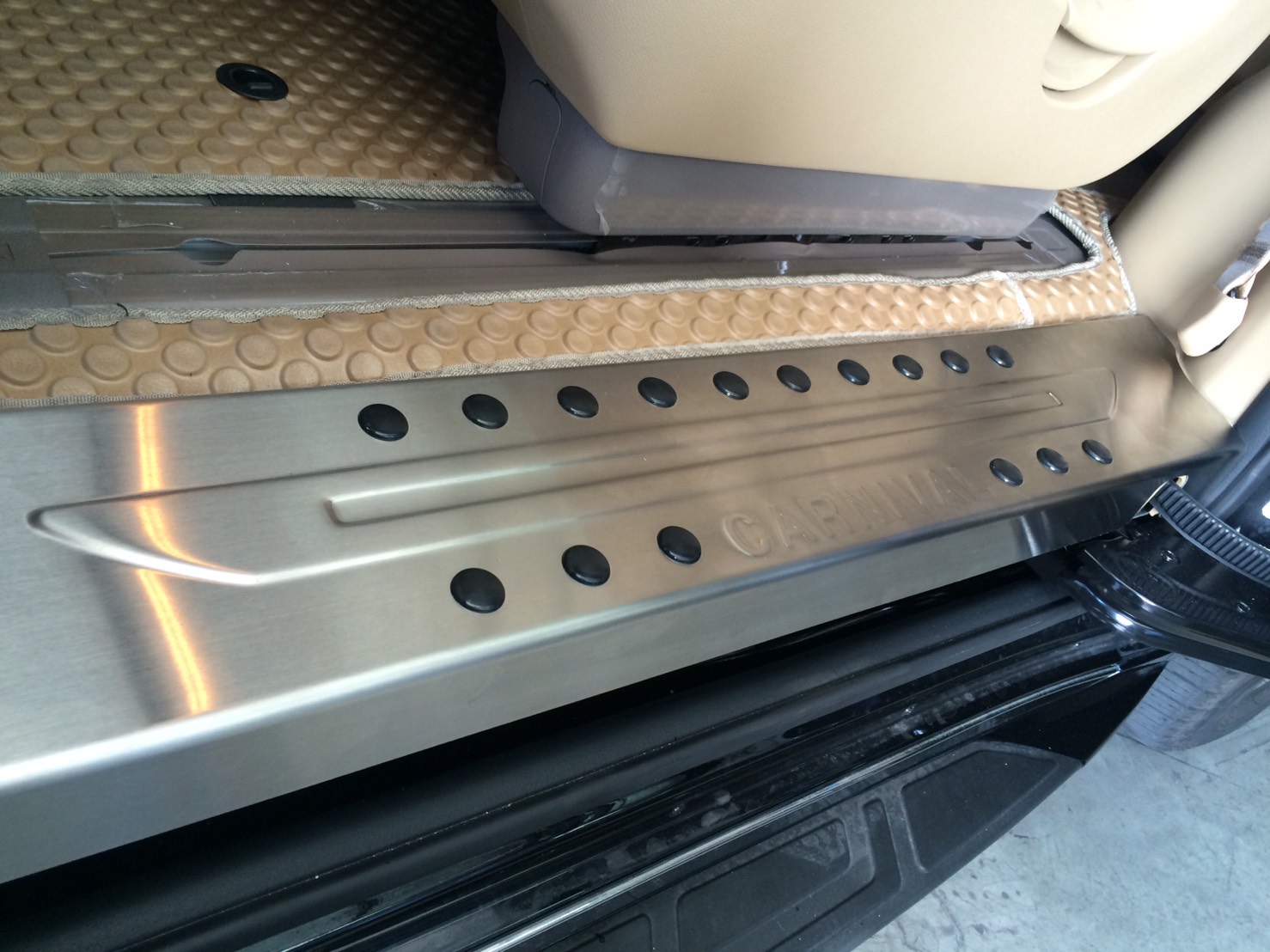 Scuff Plate For Grand Carnival 2015 - สแตนกันรอยกาบบันไดตรงรุ่น Grand Carnival 2015 สินค้านำเข้าจากเกาหลี