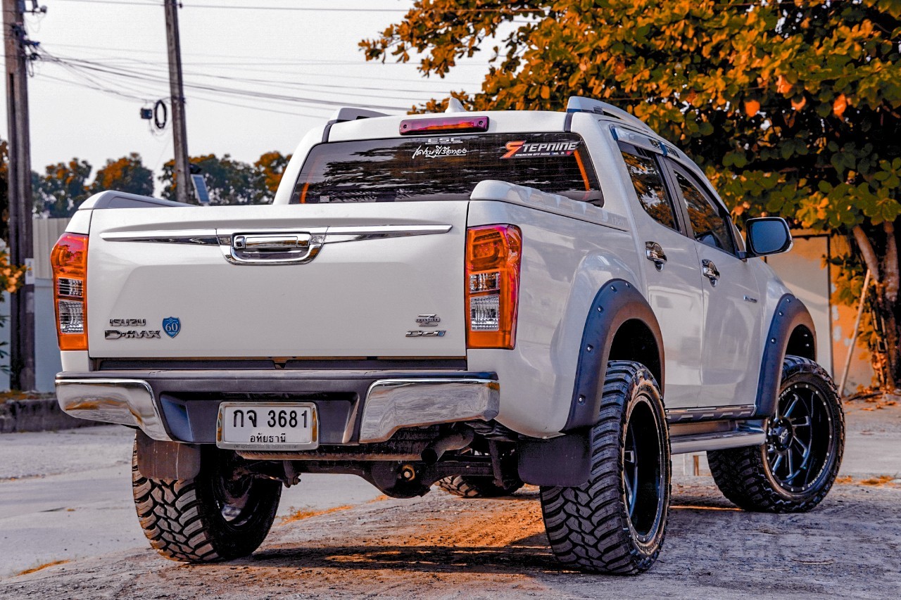 ISUZU D-MAX แต่งเมกา โคตรหล่อที่ STEP9