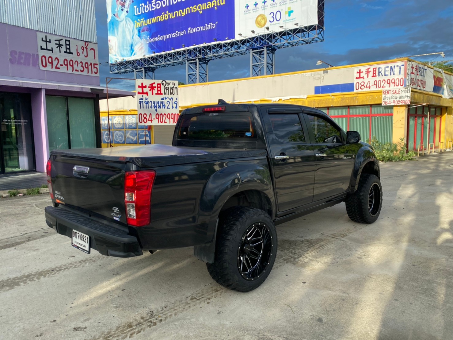 D-MAX จัดทรงเมกา ที่ STEP9 หล่อทุกลำ