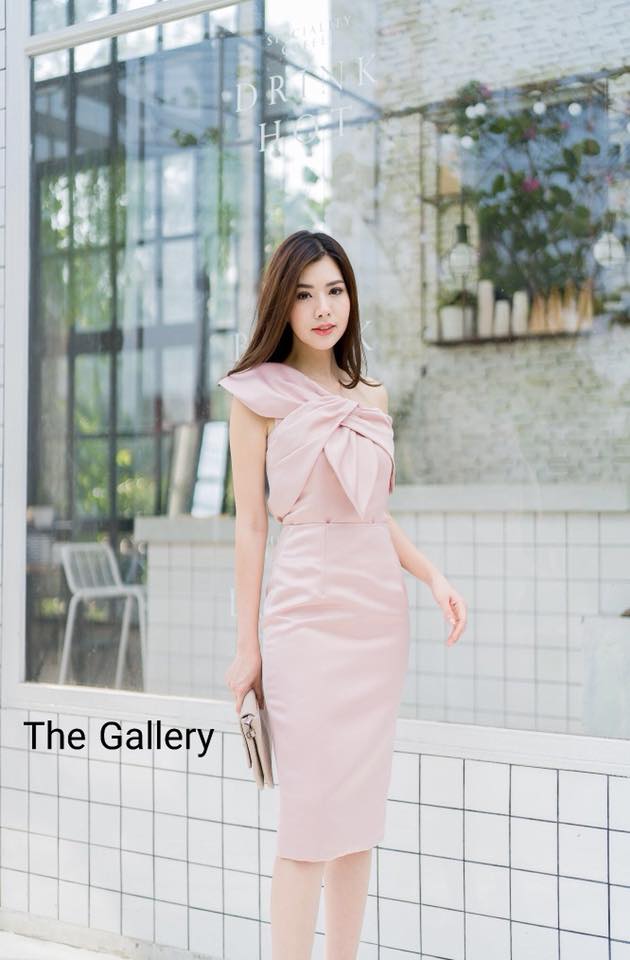 ชุดเซ็ตเสื้อบาเดี่ยวและกระโปรงทรงสอบ