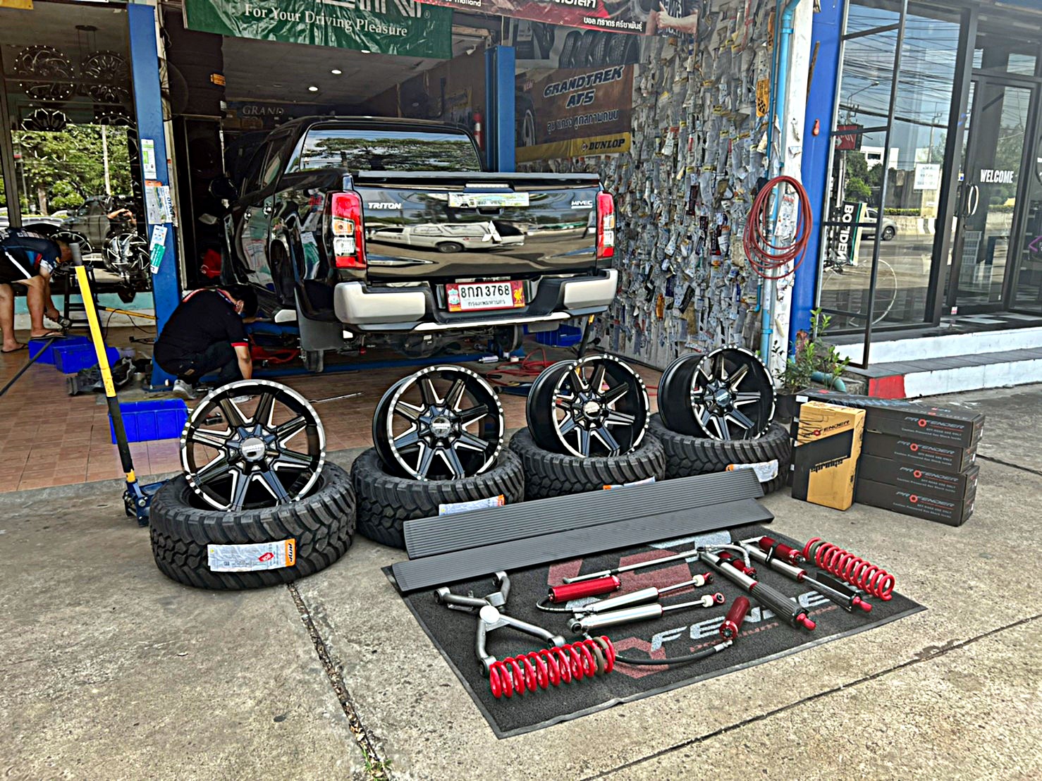 TRITON ทรงเมกา ที่ STEP9