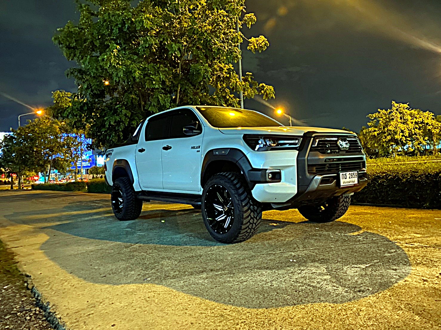 TOYOTA REVO ทรงเมกา