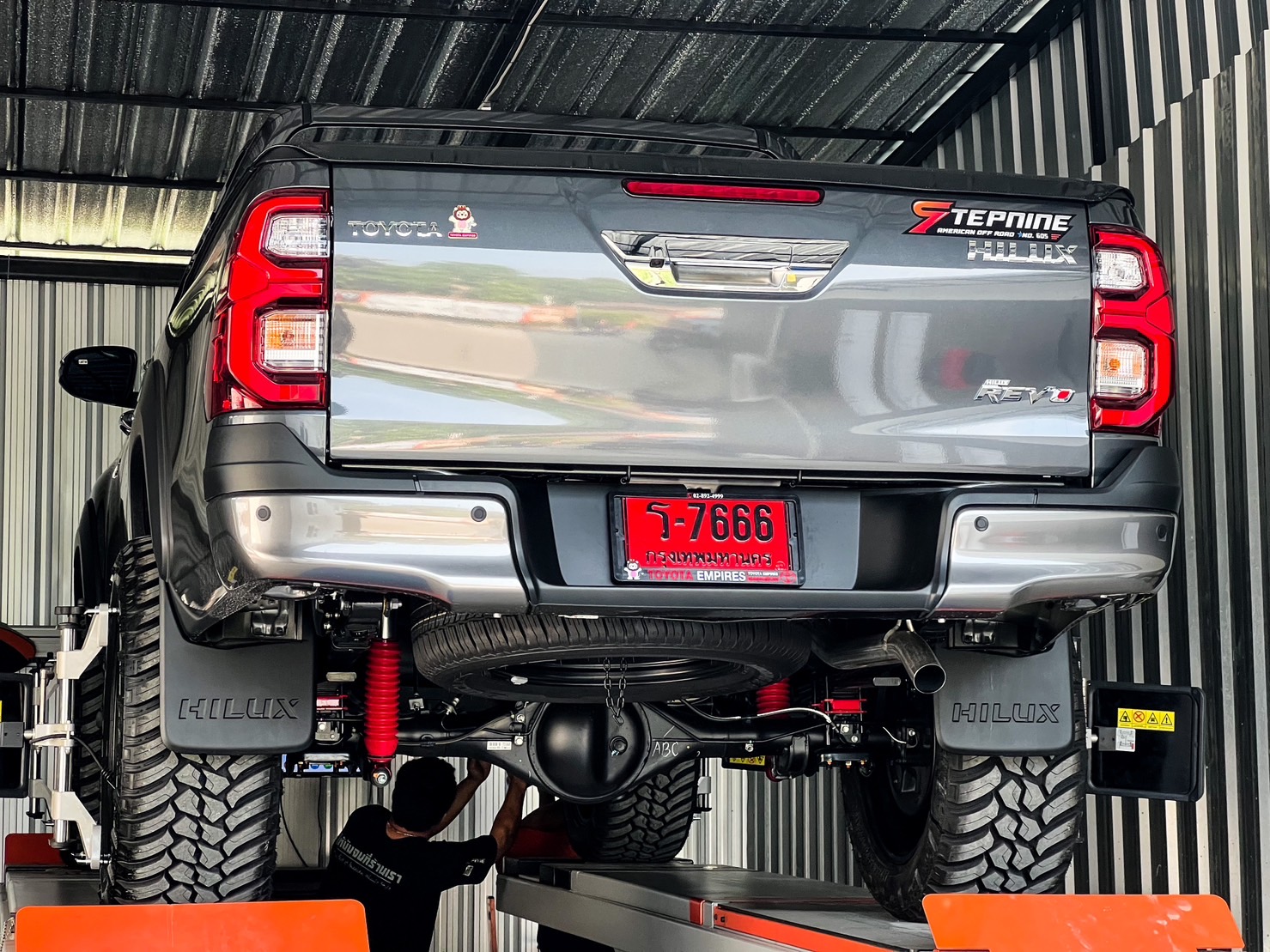 TOYOTA REVO พี่ไมค์ ลุกค้าประจำ จัดทรงเมกาอีกคัน แต่งไว้ใช้งาน