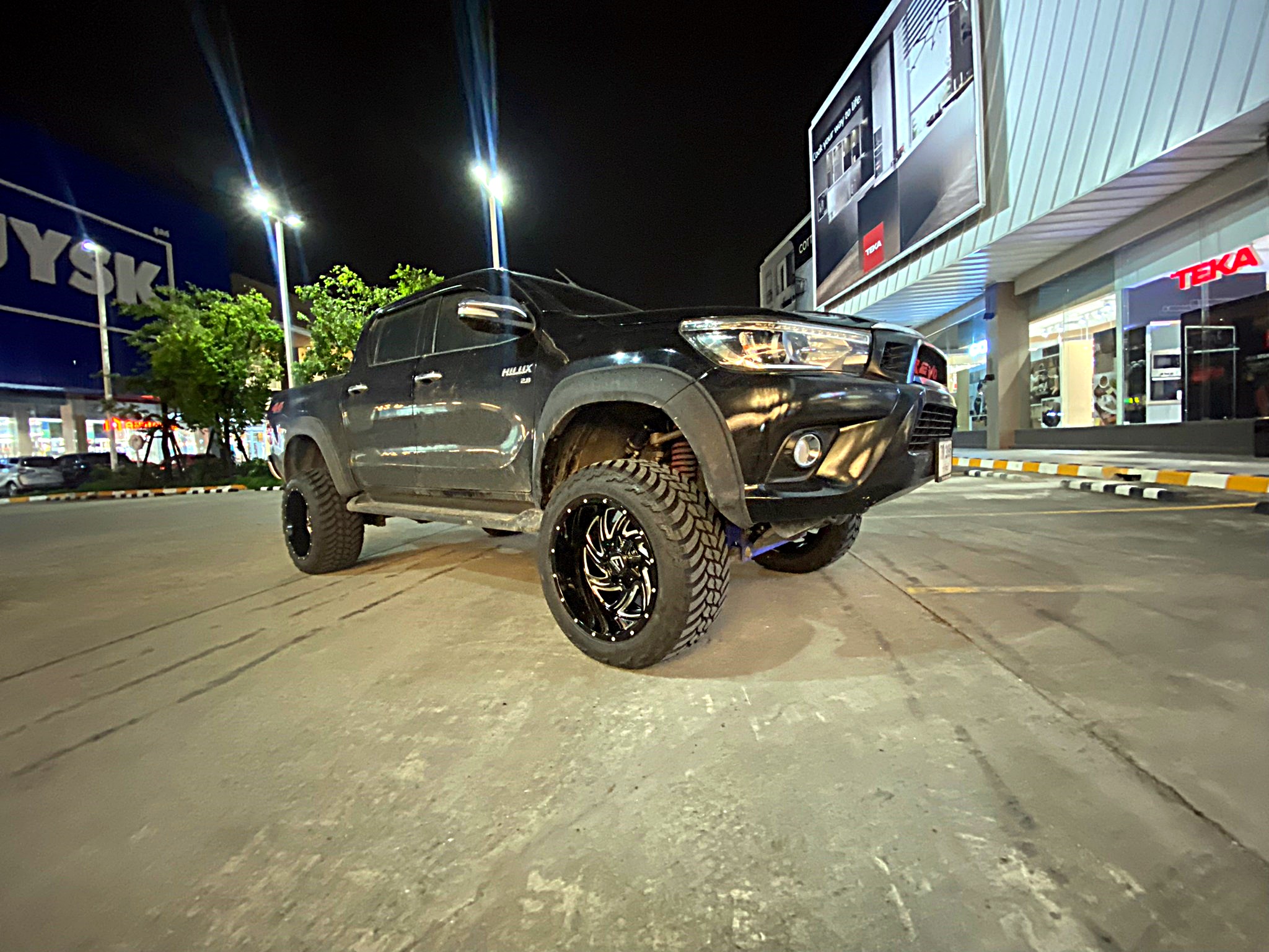 TOYOTA REVO ทรงเมกา