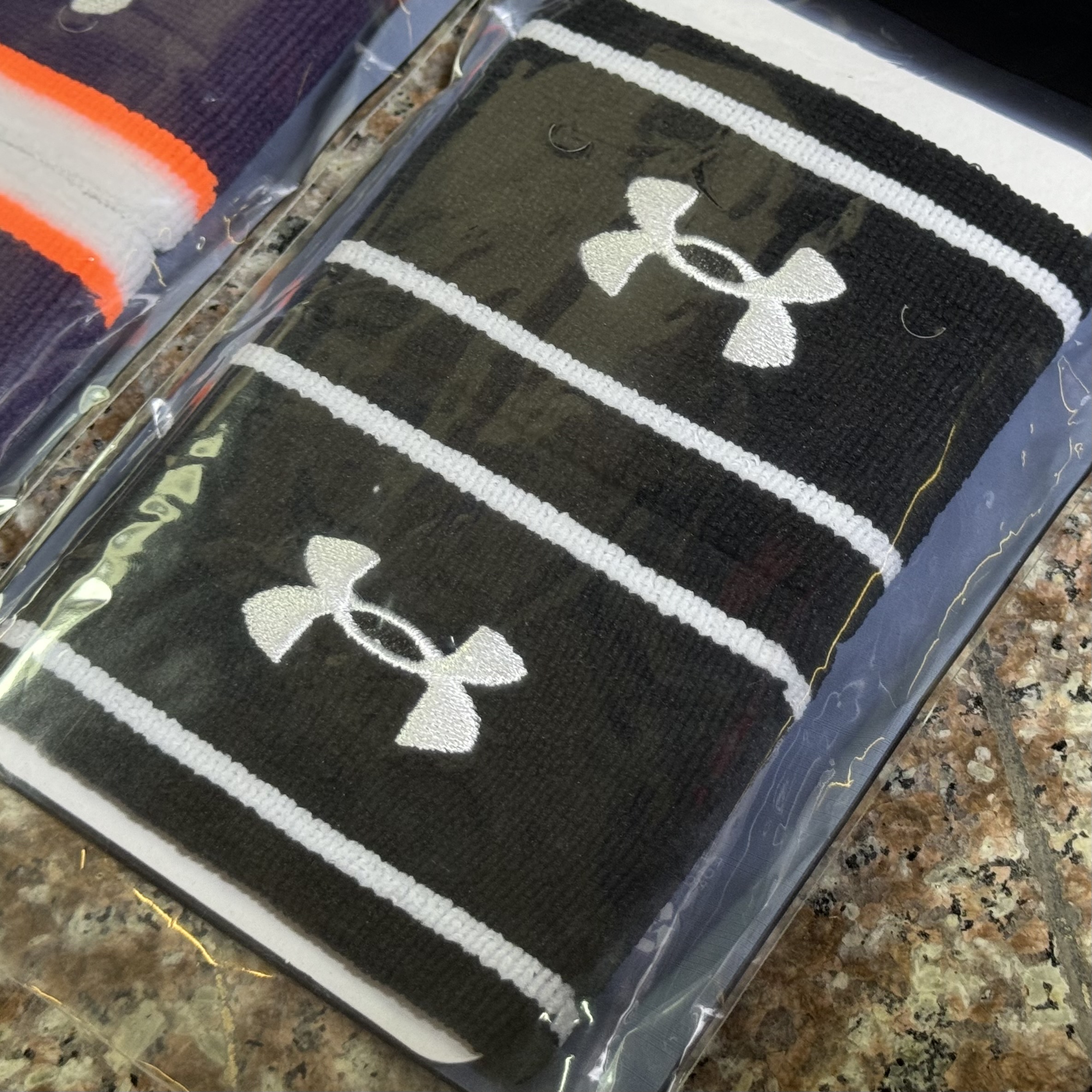 ผ้ารัดข้อมือ Under Armour Terry Wristband (3สี)