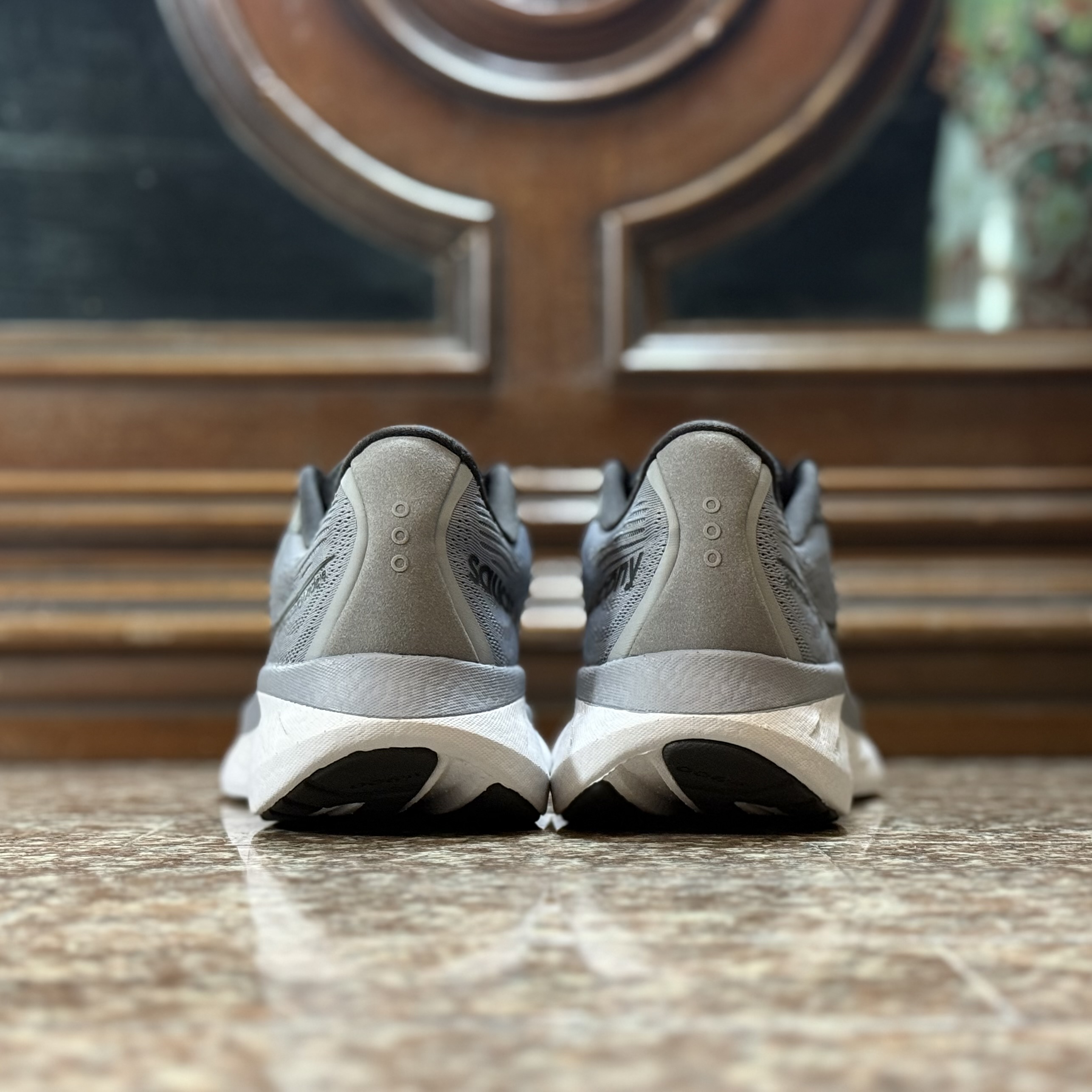 รองเท้าวิ่ง Saucony Ride 18 ‘GREY’ #มือ2 (M9US)