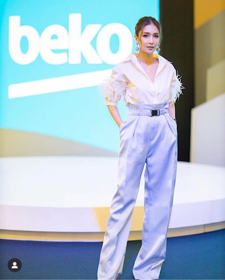 Set เสื้อเชิ้ตคอปก แขนยาว ช่วงแขนแต่งขนนกทั้งสองข้าง กางเกงเนื้อผ้าหนา มีกระเป๋าข้าง มีพร้อมเข็มขัดคาดเอว มีซับในและซิปหน้า