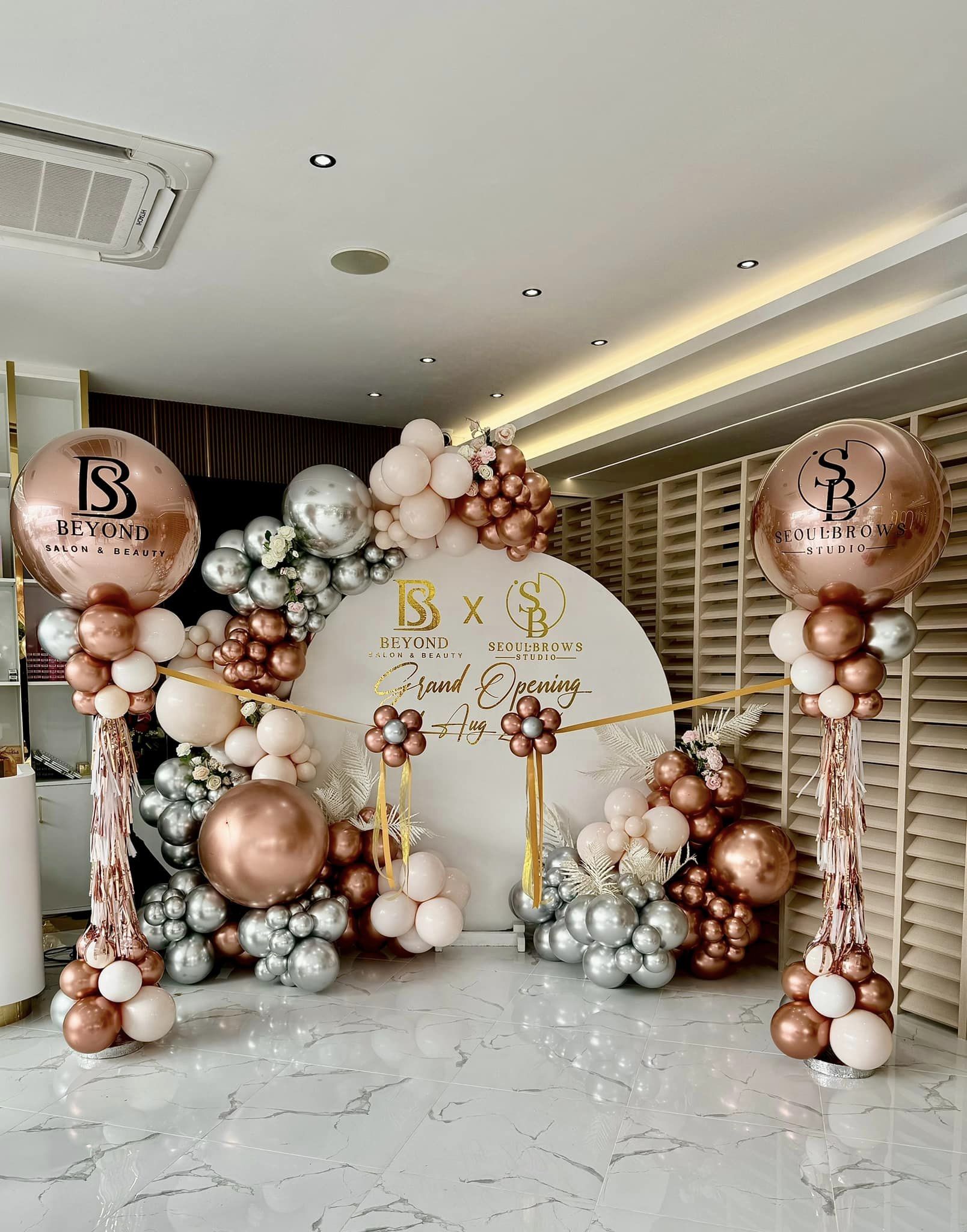 เซทแบล็คดรอปกลมเปิดร้านใหม่ + เสาตั้งลูกโป่งขนาด 36นิ้ว 2เสา พร้อมที่ตัดริบบิ้น โทนสี โรสโกล แซน เงิน
