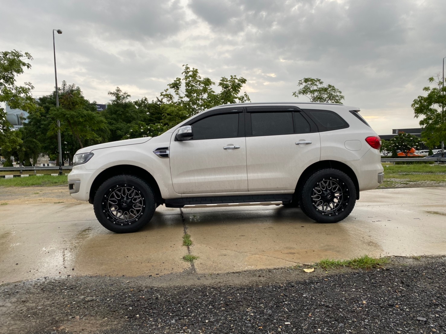 FORD EVEREST แบบไม่ยก