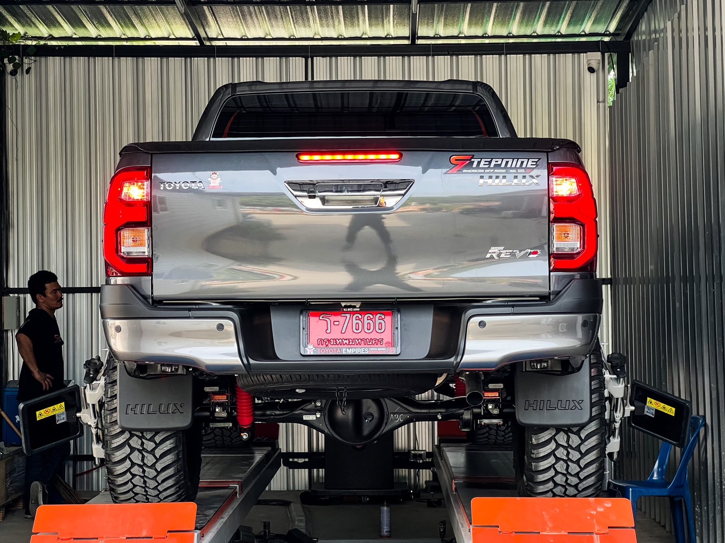 TOYOTA REVO พี่ไมค์ ลุกค้าประจำ จัดทรงเมกาอีกคัน แต่งไว้ใช้งาน