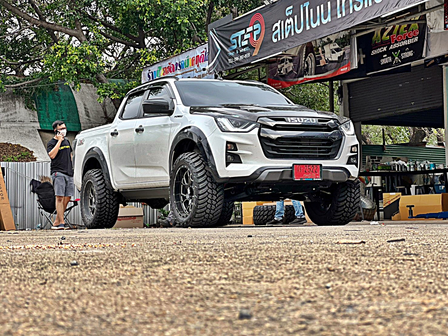 D-MAX ทรงเมกา โคตรหล่อที่ STEP9
