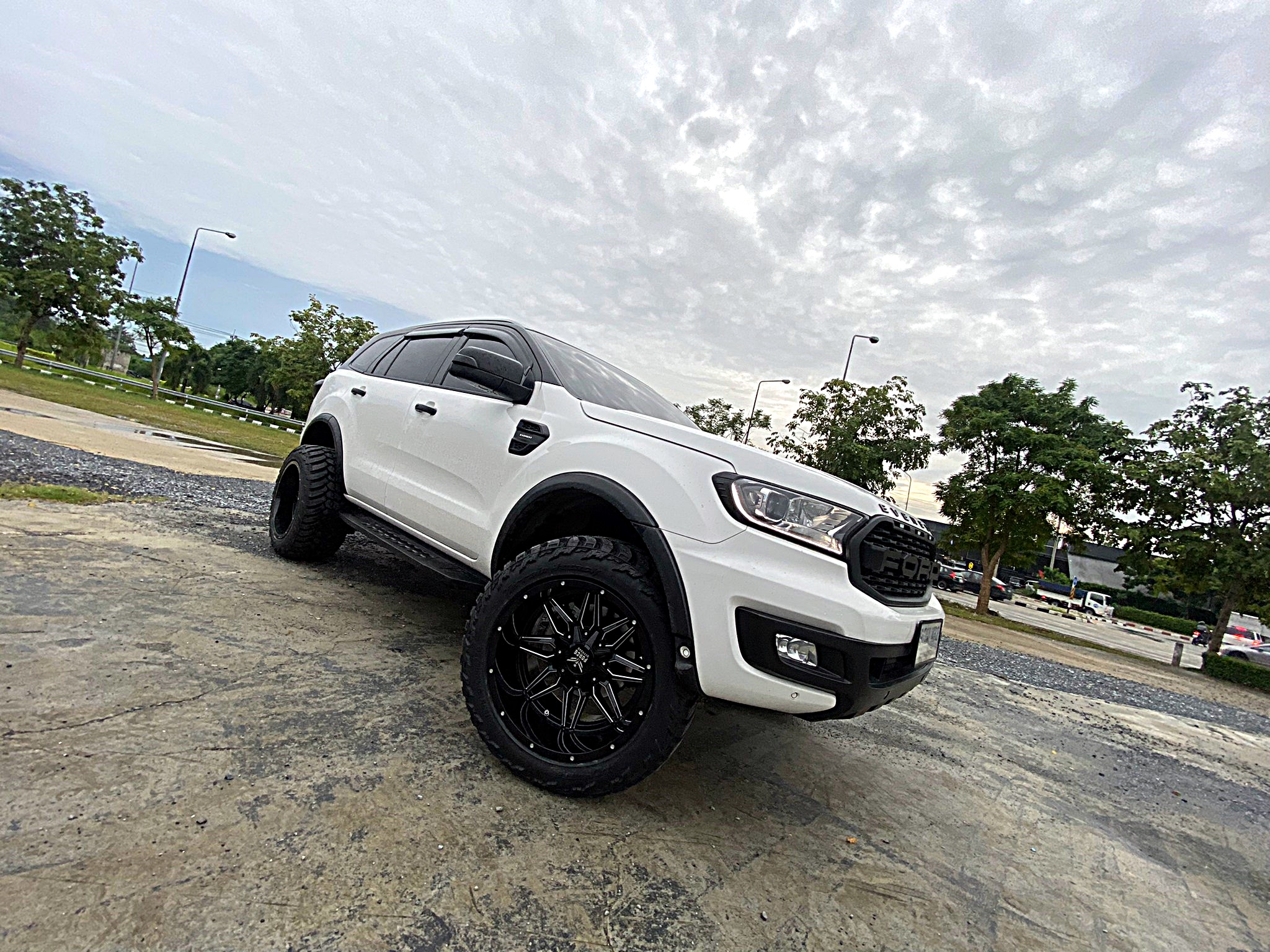 FORD EVEREST ทรงเมกา