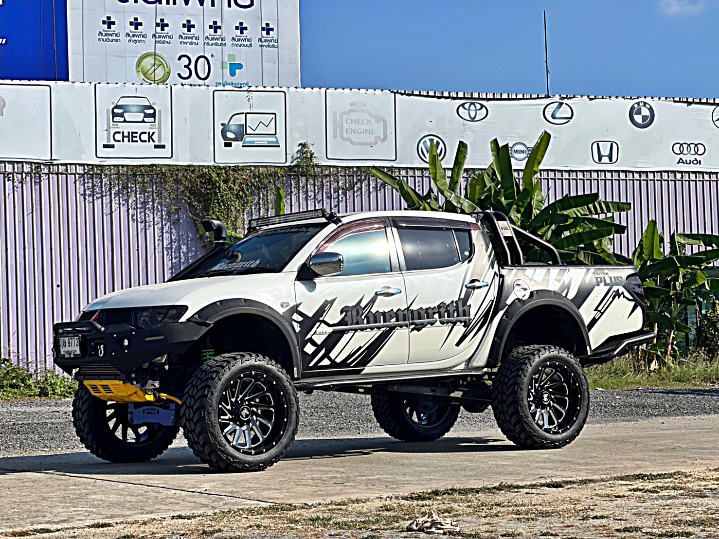 TRITON ทรงเมกา ที่ STEP9