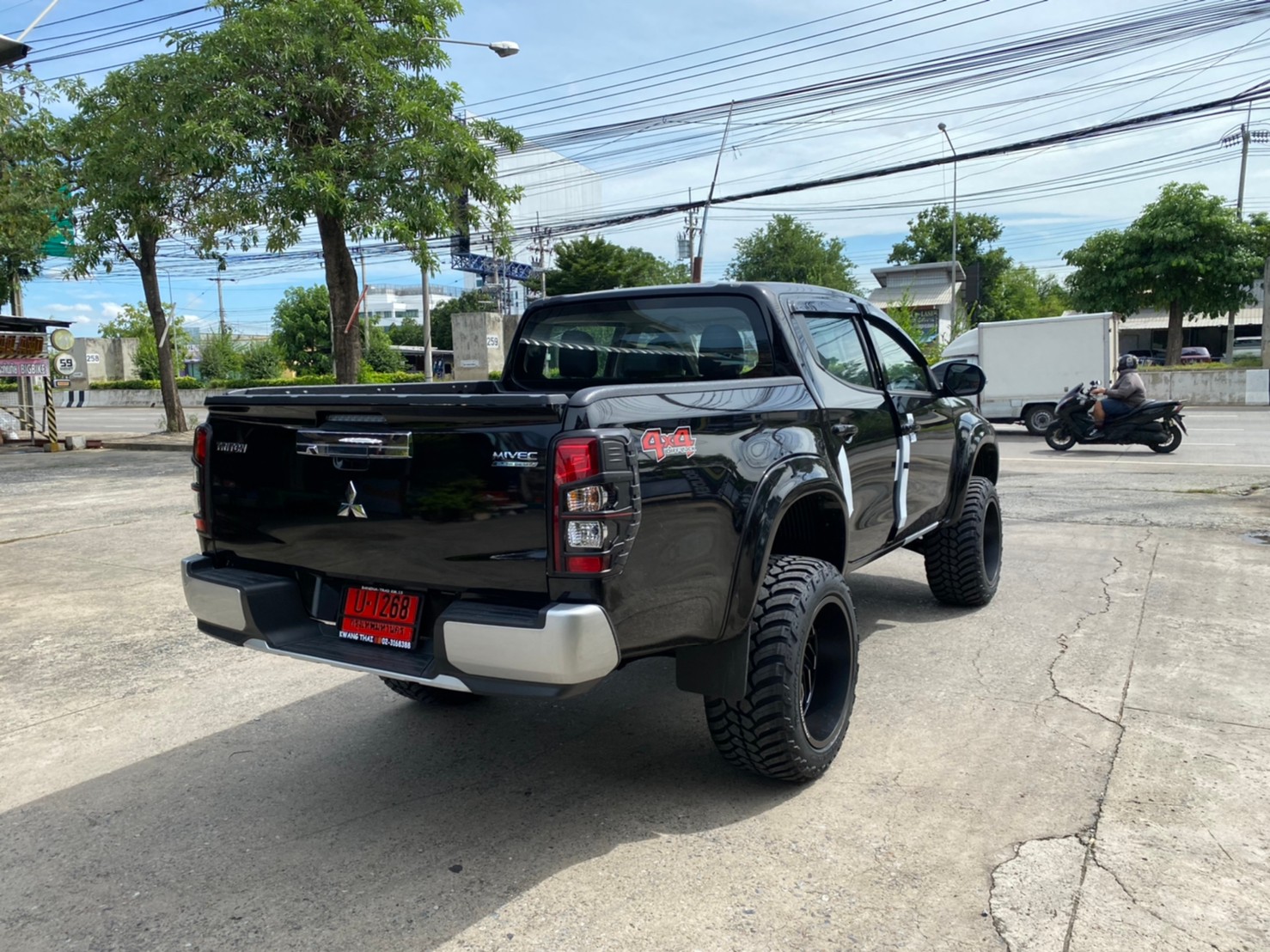 TRITON ป้ายแดงจัดทรงเมกาที่ STEP9