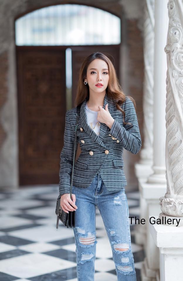 เสื้อเบเซอร์เนื้อผ้าทวีตชาแนล (Tweed)ทั้งยังคลาสสิคหรูหราตอบโจทย์สาวๆทุกสไตล์ จะแมตซ์ลุคกับกระเป๋าและรองเท้าตามสไตล์ หรือจะใส่ไปเที่ยวต่างประเทศก็คือเก๋สุด ห้ามพลาดเลย