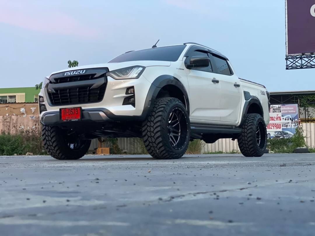 D-MAX มาไกลจากอุบลราชธานี จัดทรงเมกาที่ STEP9