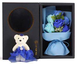 ช่อดอกไม้กับตุ๊กตาหมี