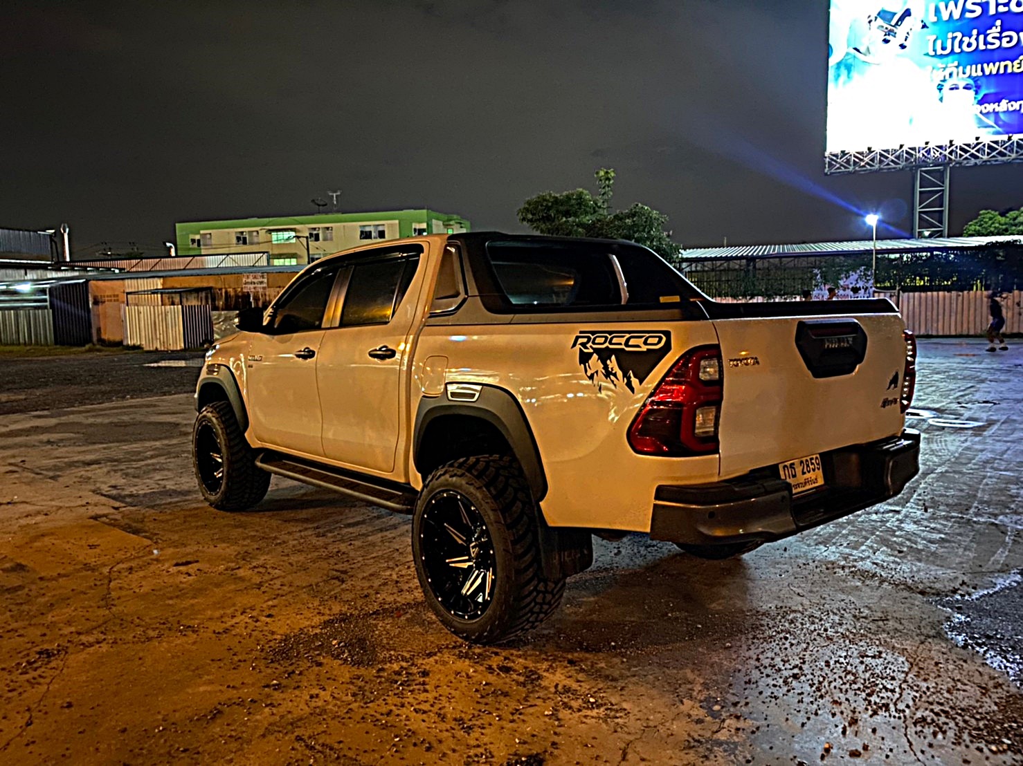 TOYOTA REVO ทรงเมกา