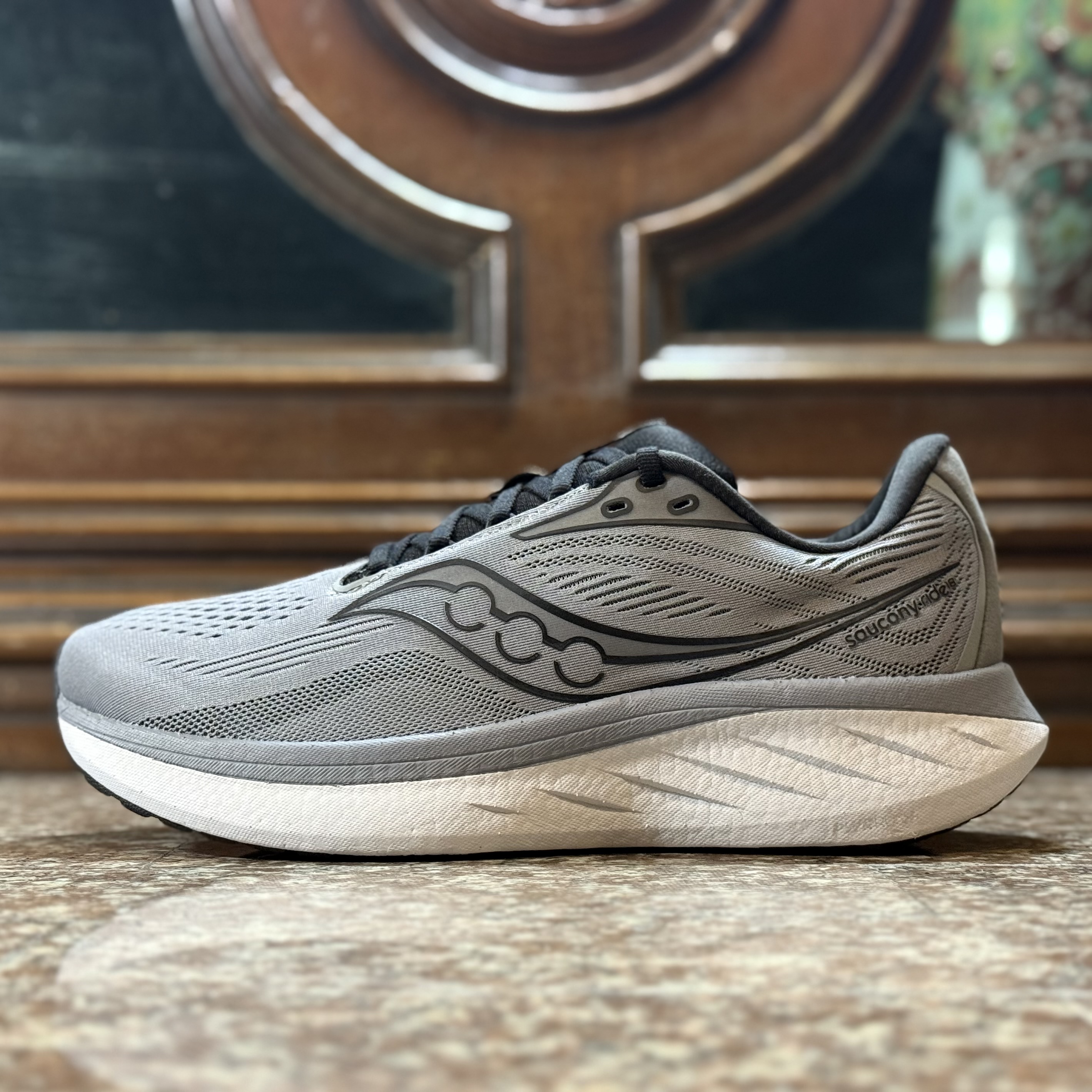 รองเท้าวิ่ง Saucony Ride 18 ‘GREY’ #มือ2 (M9US)